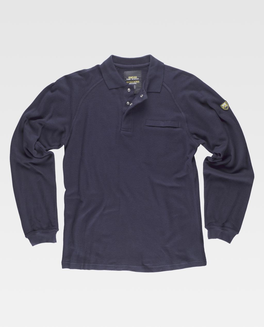 polo de manga larga azul marino con cuello camisero, bolsillo en el pecho y parche en la manga derecha