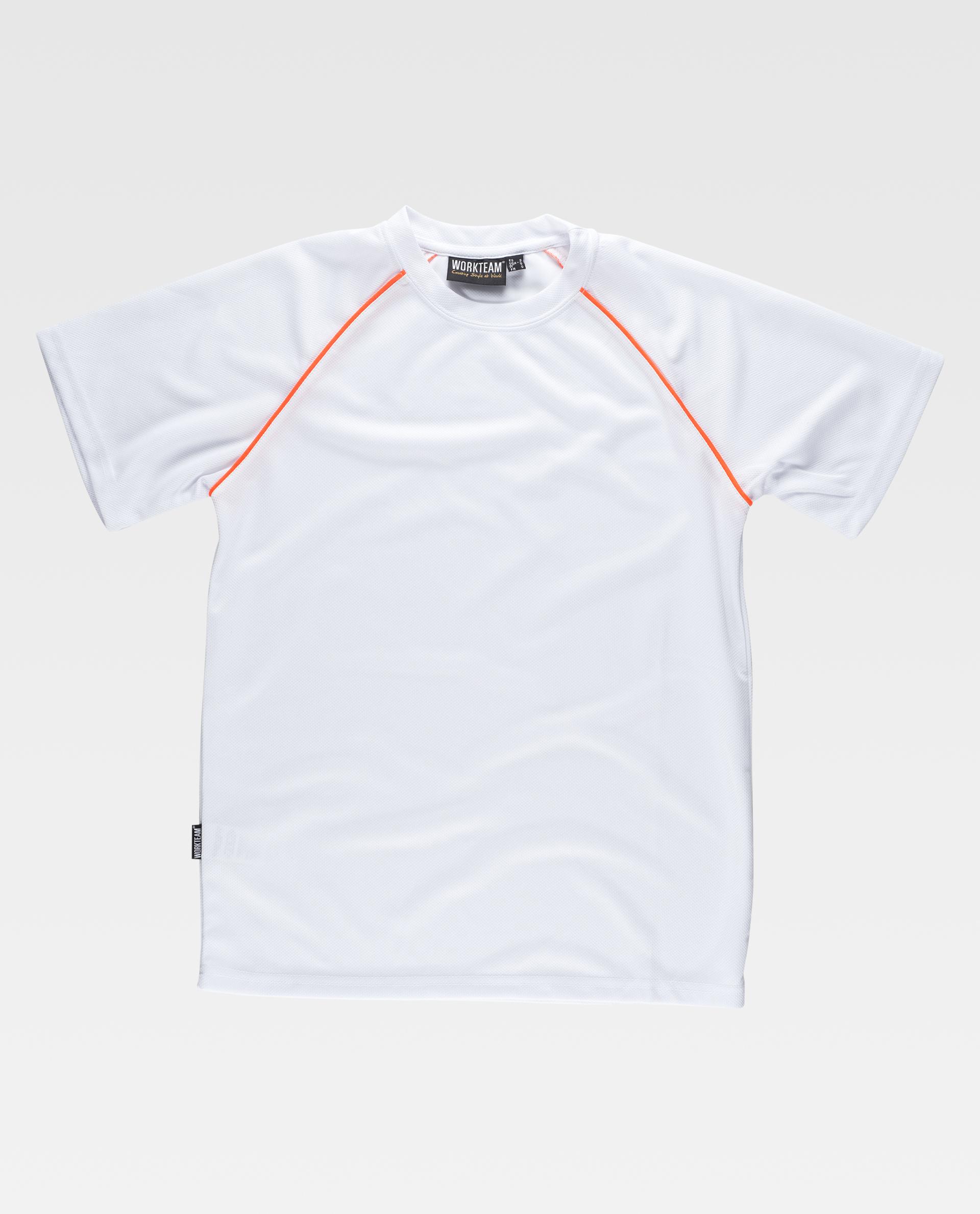 Camiseta técnica blanca de manga corta con ribetes naranjas sobre fondo neutro