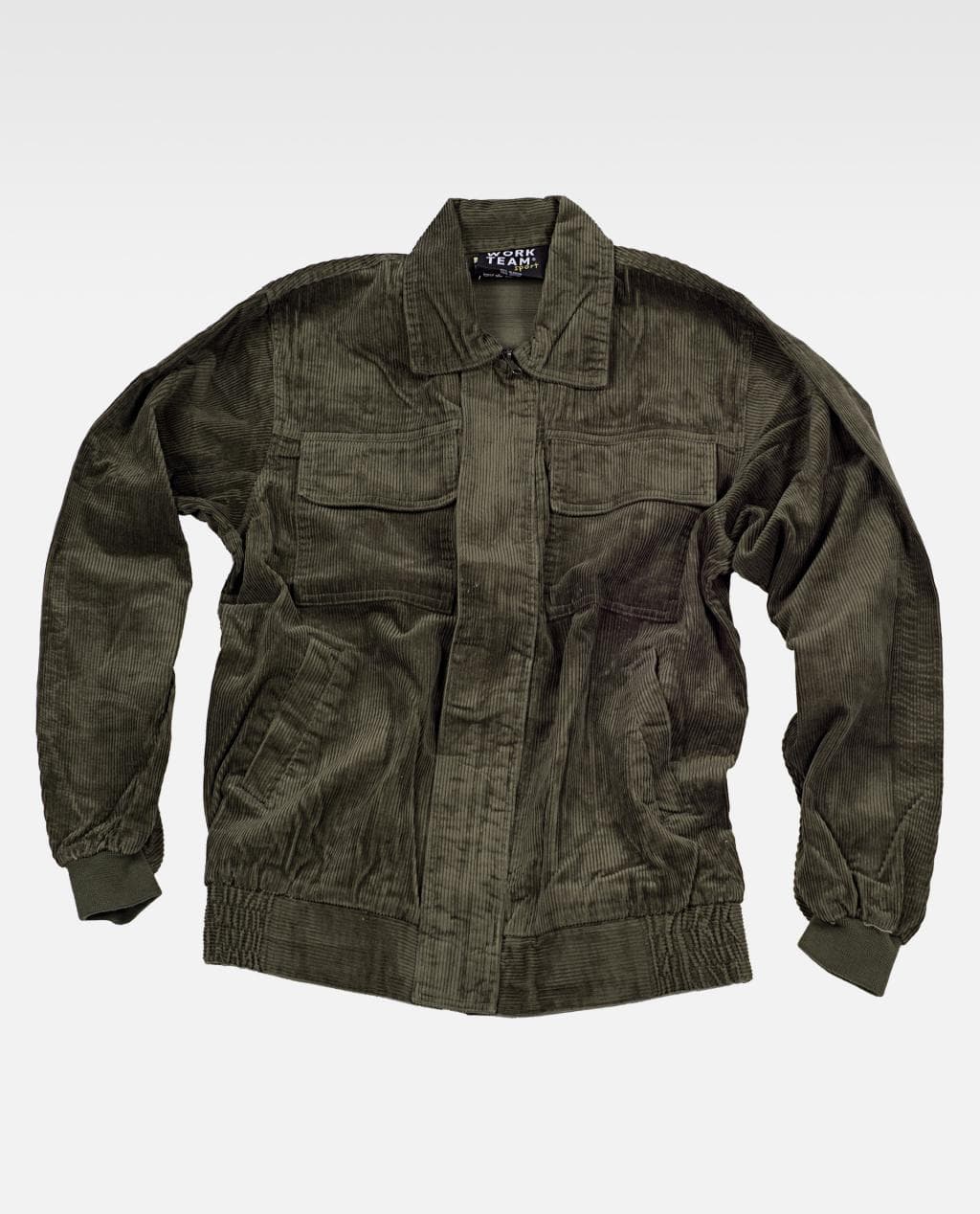 Chaqueta verde oliva de pana con cremallera frontal y bolsillos amplios sobre fondo blanco
