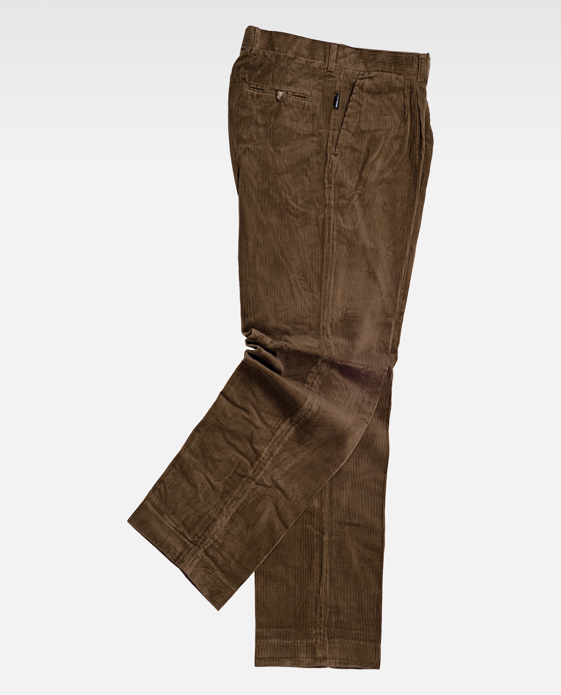 Pantalones de pana marrón de corte recto sobre fondo blanco