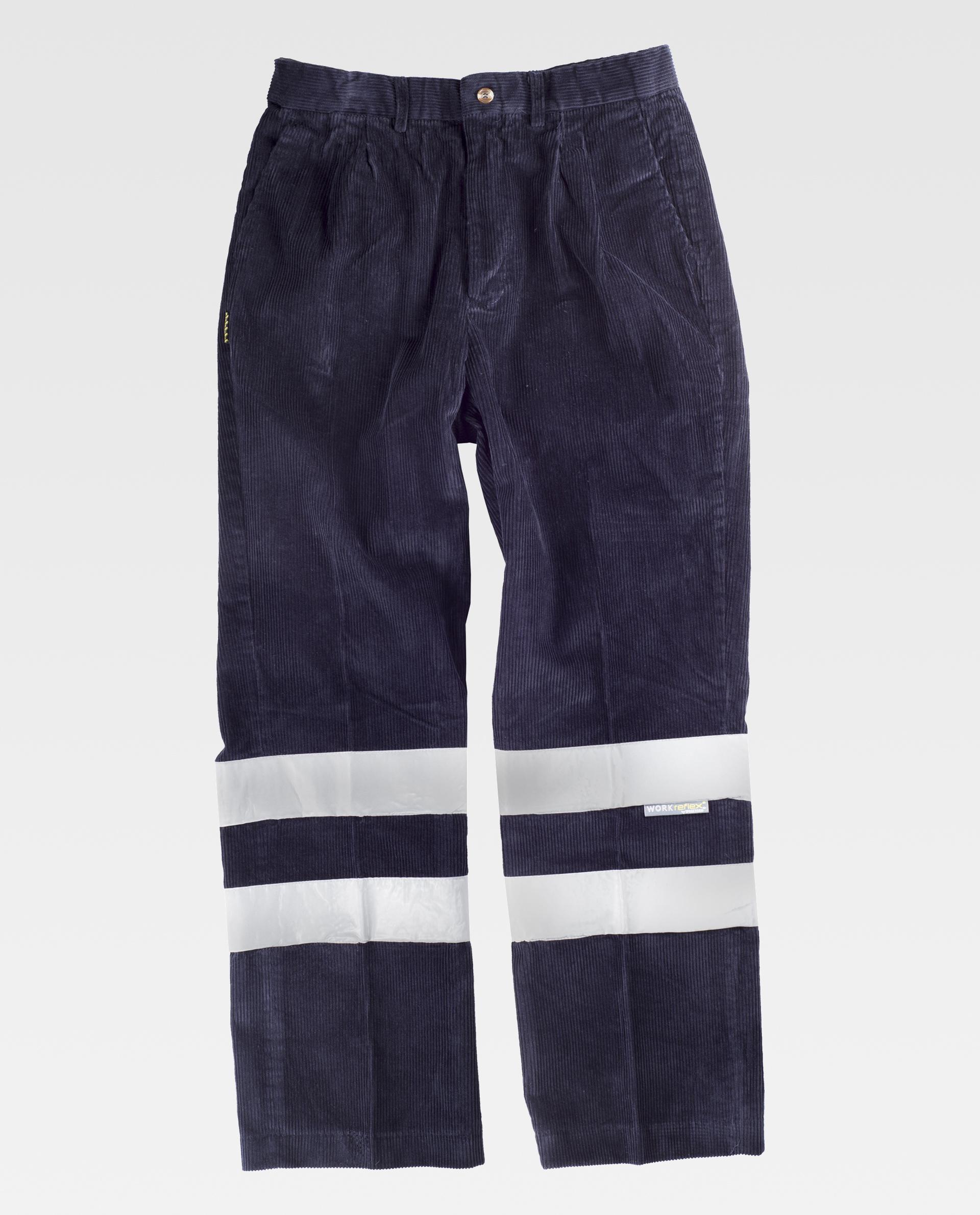 Pantalón de pana azul marino con bandas reflectantes blancas en las piernas, estilo ropa de trabajo.