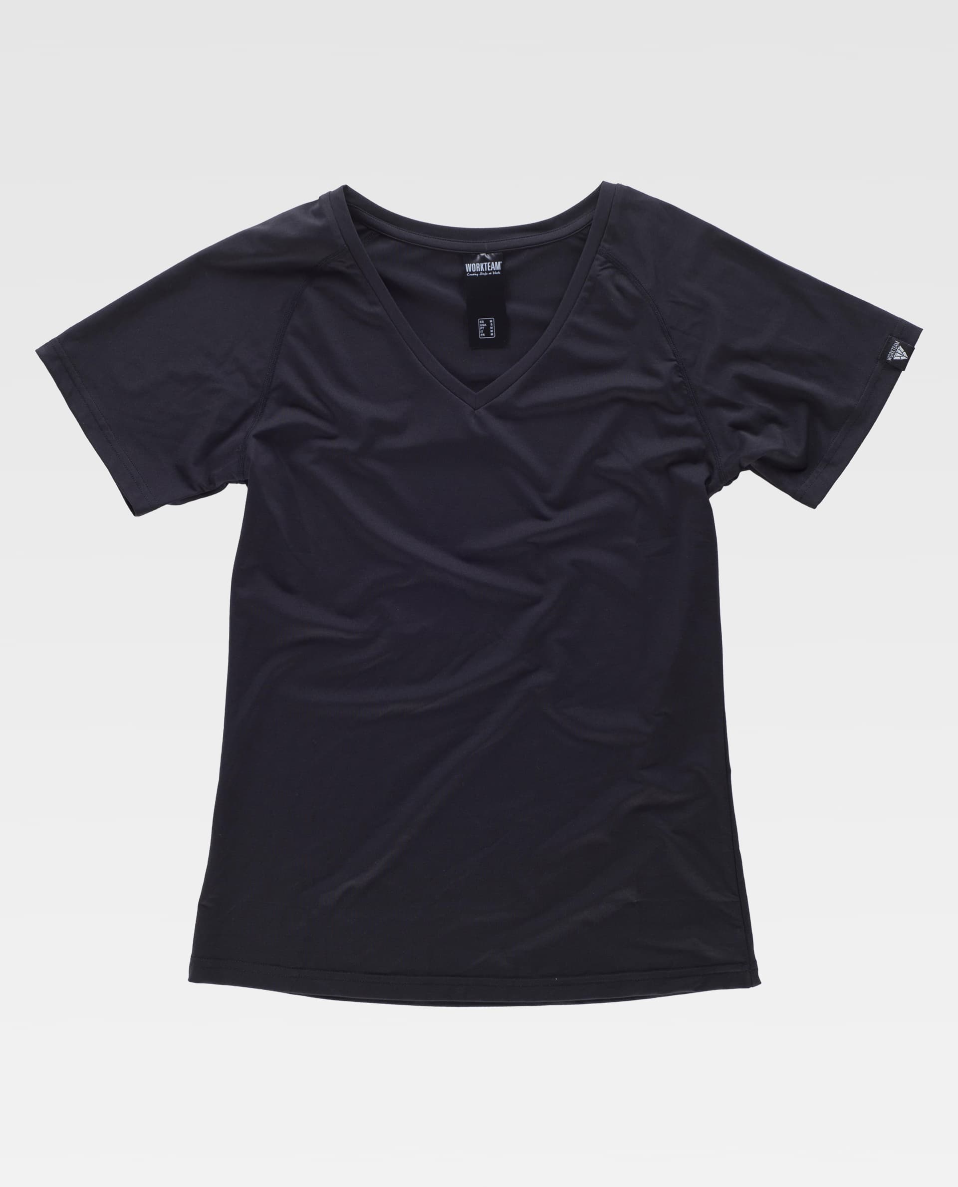 Camiseta negra de manga corta con cuello de pico sobre fondo blanco.