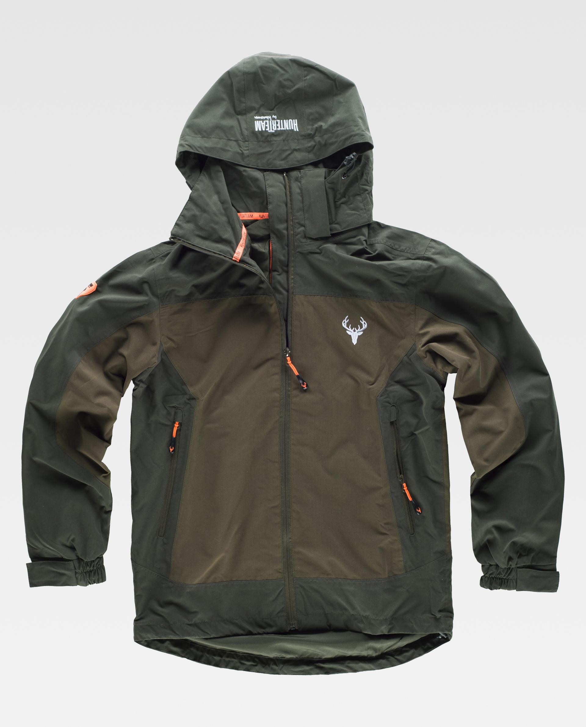 Chaqueta impermeable verde con capucha y logo de ciervo en el pecho diseñada para actividades al aire libre