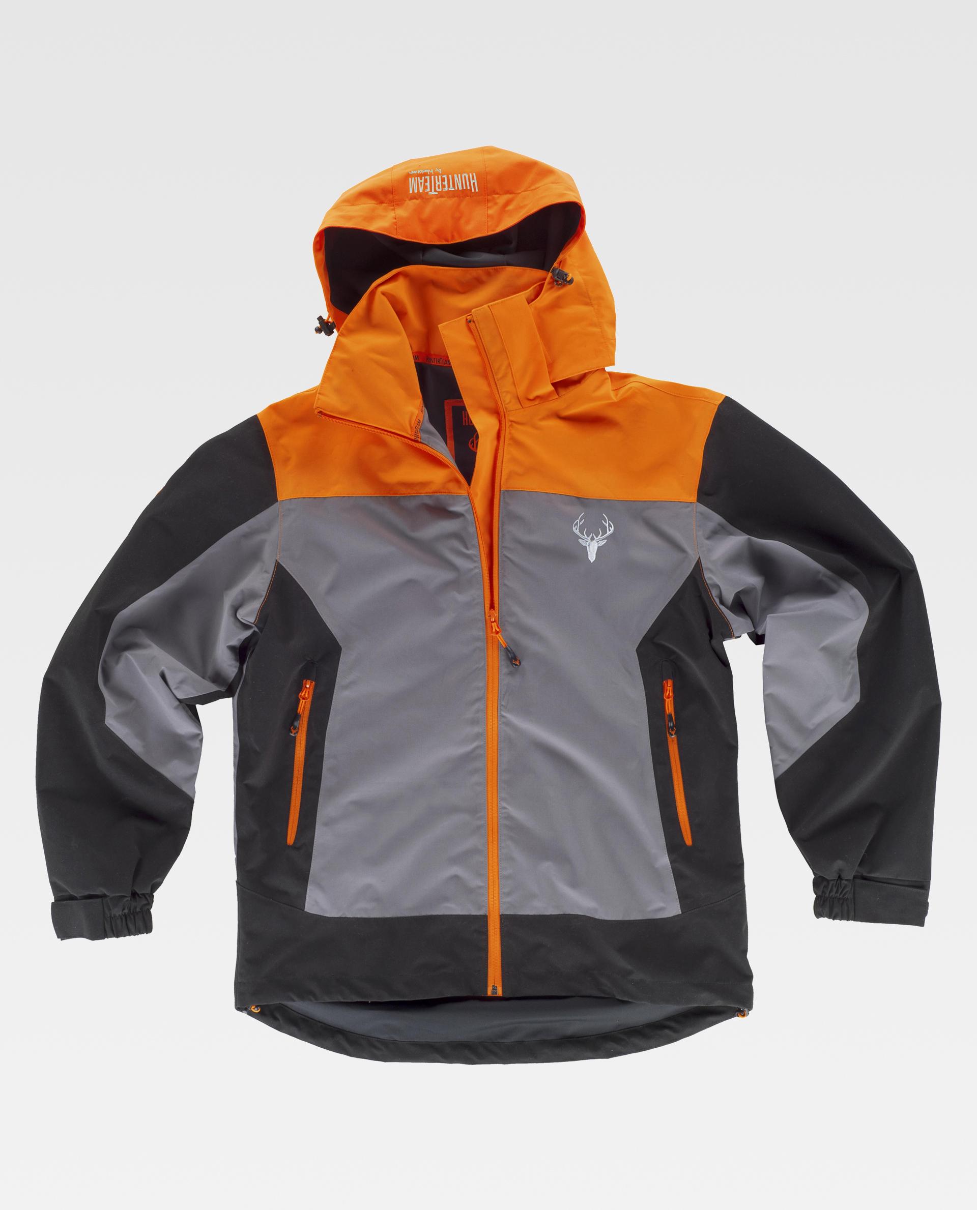 Cazadora de caza impermeable en naranja y gris con capucha, bolsillos con cremallera y logo de ciervo.