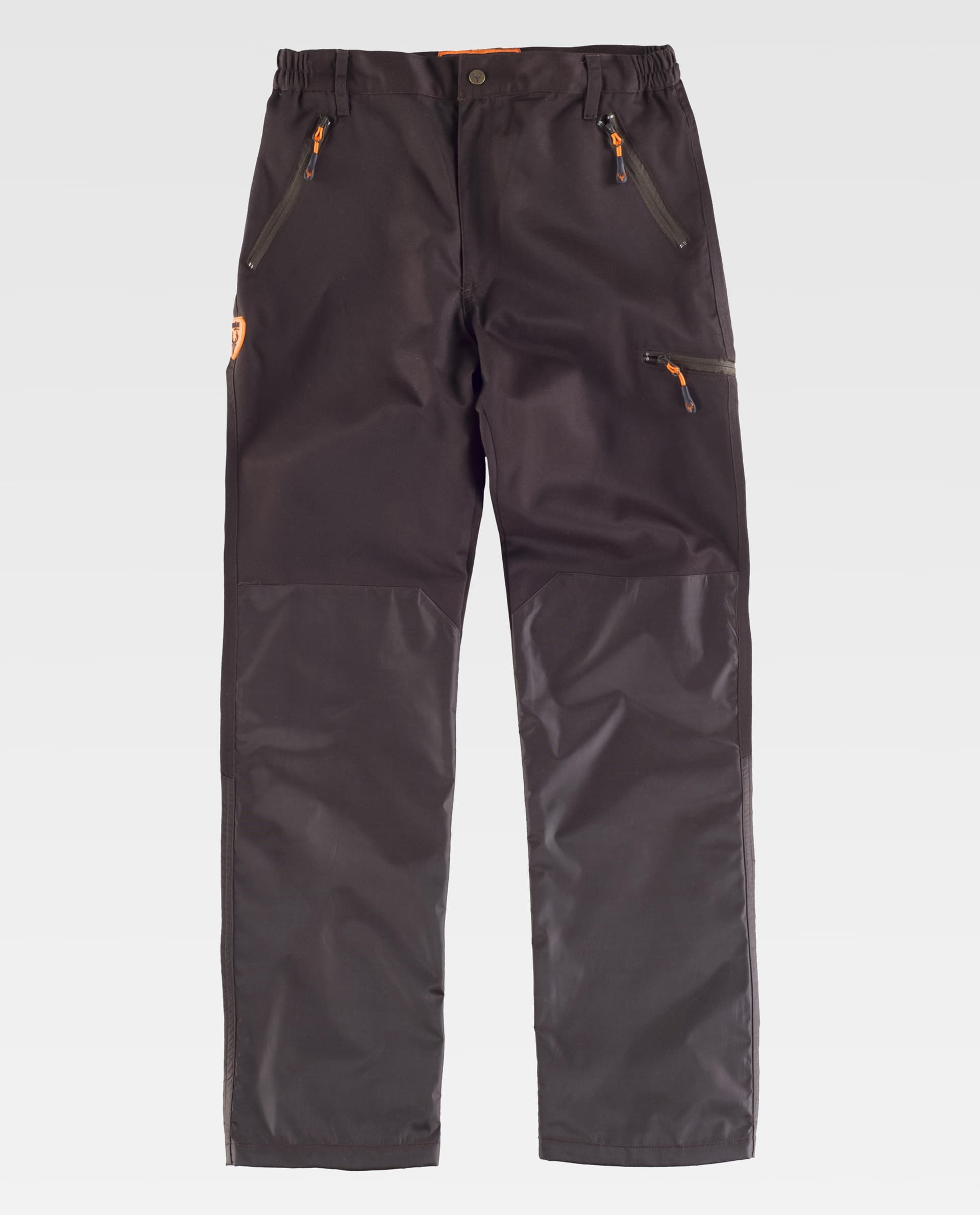 Pantalones de trekking marrones con cremalleras en los bolsillos y refuerzos en rodillas