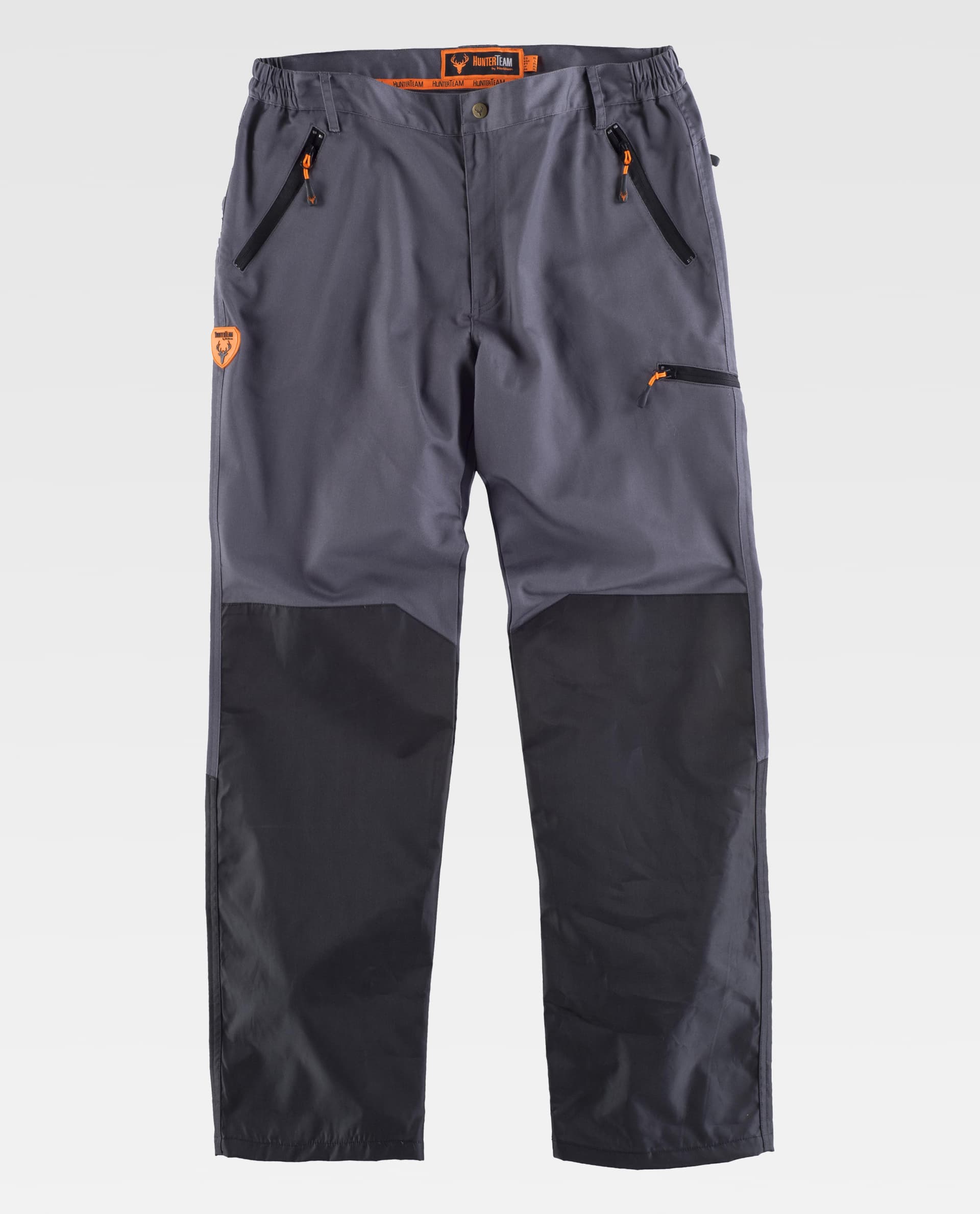 Pantalón de senderismo gris y negro con refuerzos en rodillas, bolsillos con cremallera y detalles naranjas.