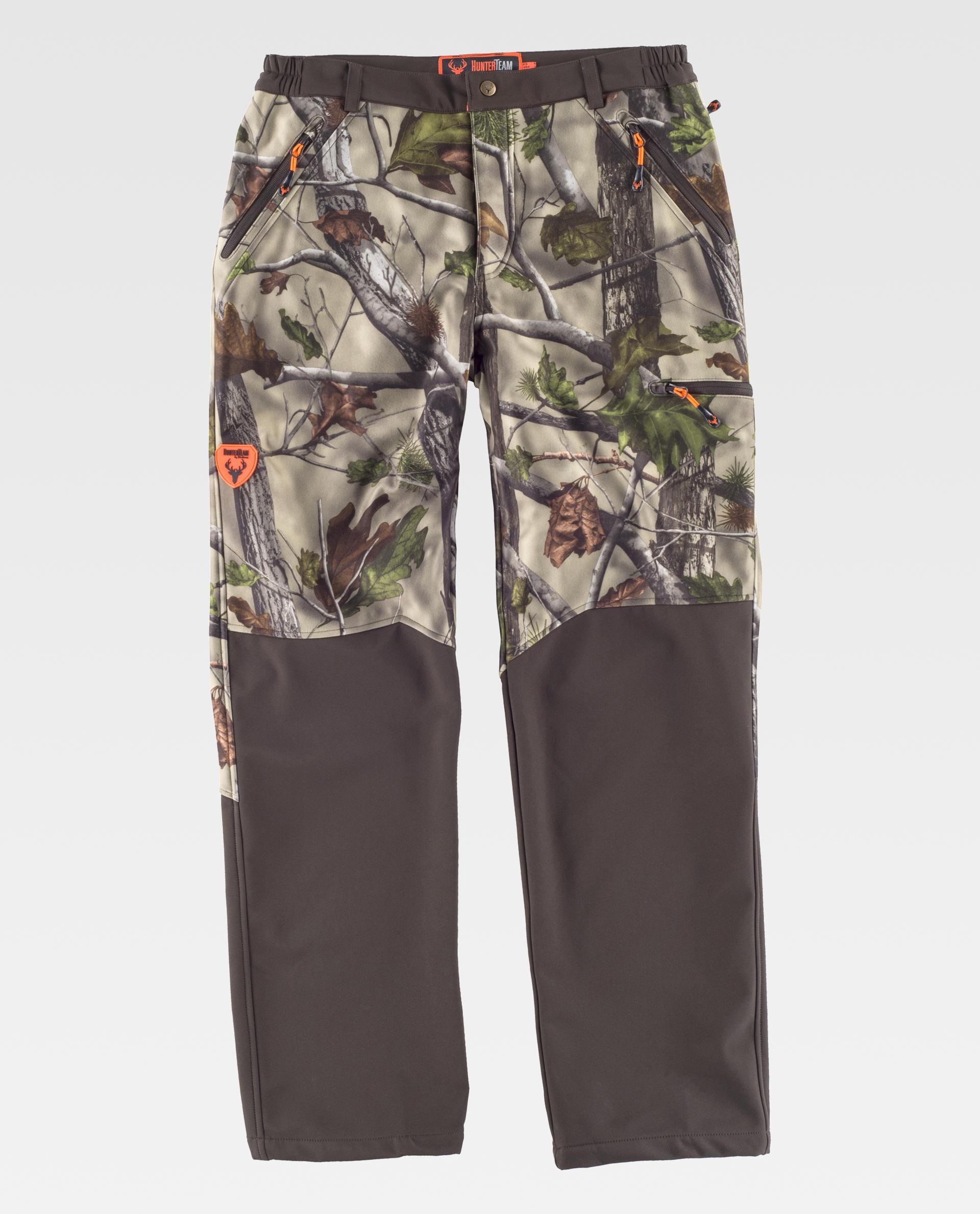 Pantalón de caza con estampado de camuflaje otoñal, refuerzos marrones, bolsillos con cremallera y logo HunterTeam.