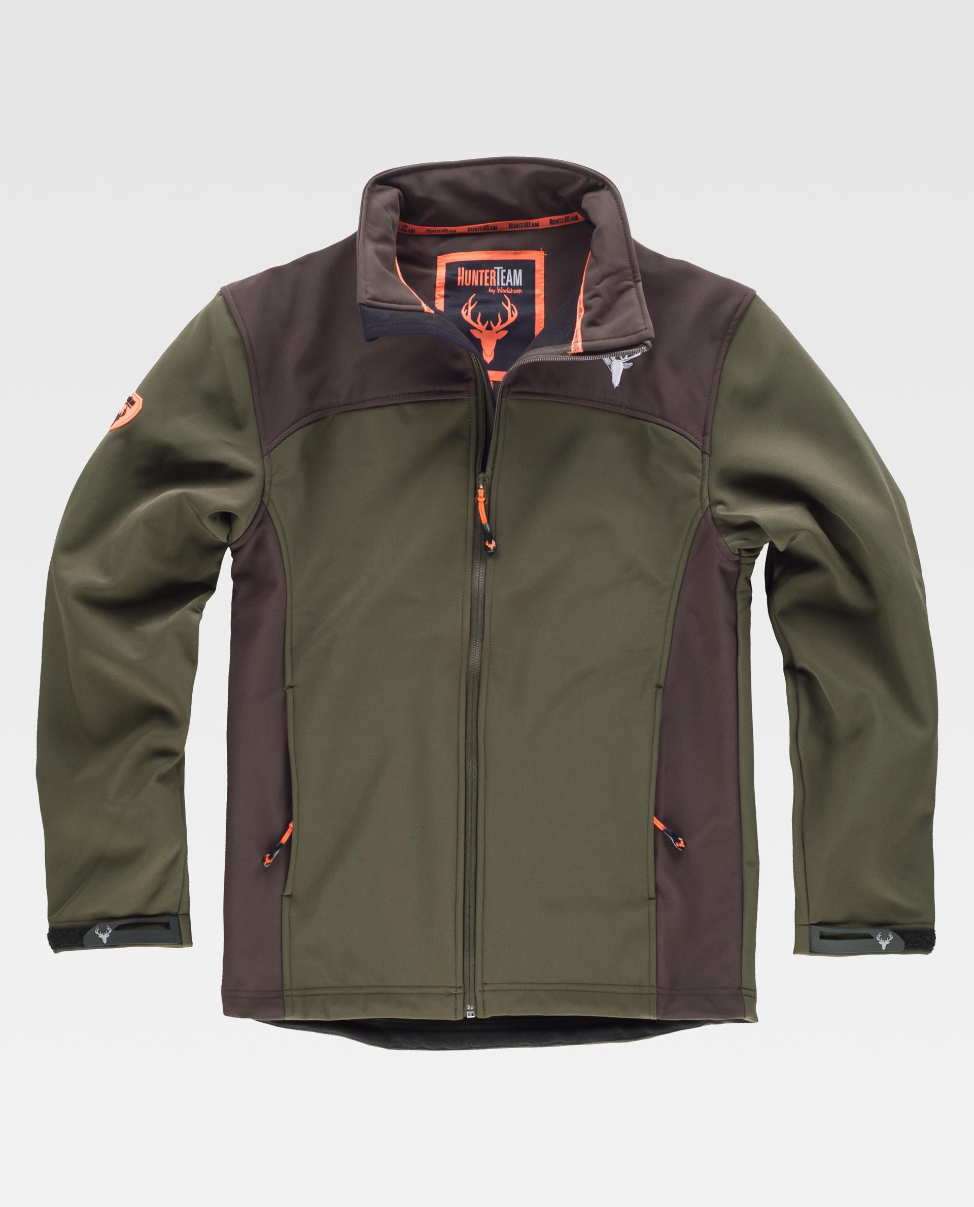 Chaqueta softshell verde y marrón con cremallera frontal, bolsillos y logo de ciervo, diseñada para actividades de caza