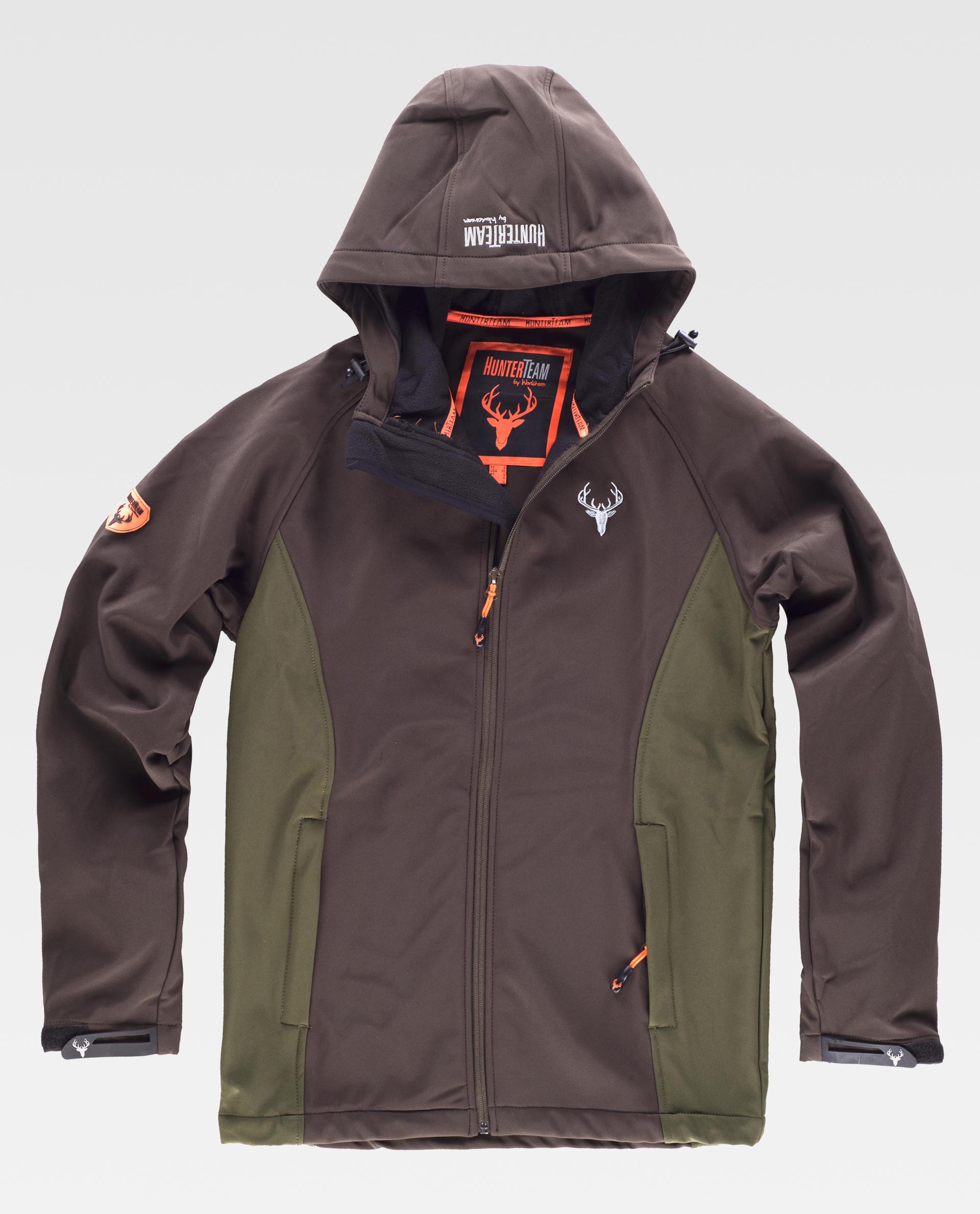 chaqueta softshell marrón y verde con capucha y logo de ciervo en el pecho
