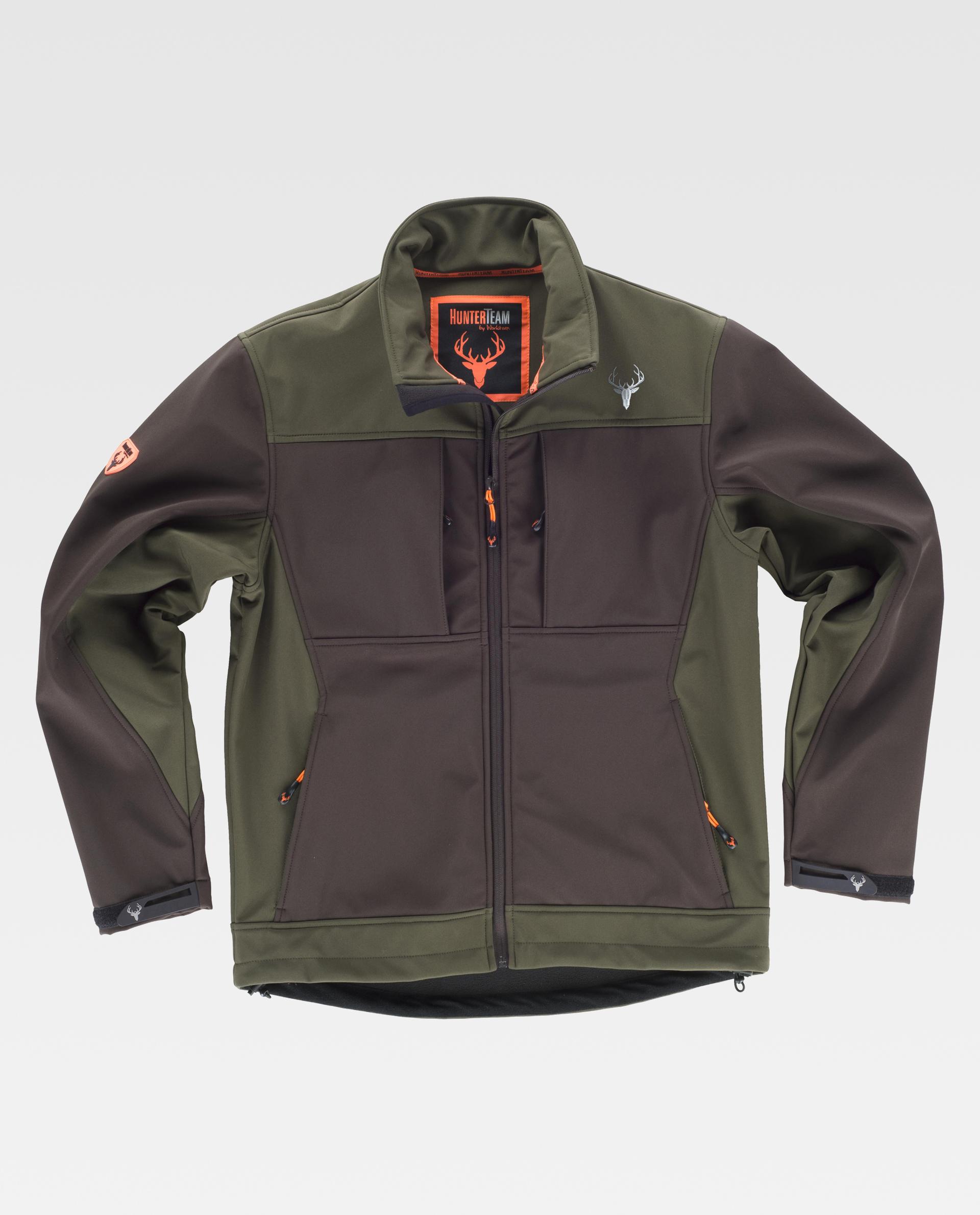 chaqueta softshell bicolor verde y marrón con cremallera y detalles naranjas, logo de ciervo y fondo blanco