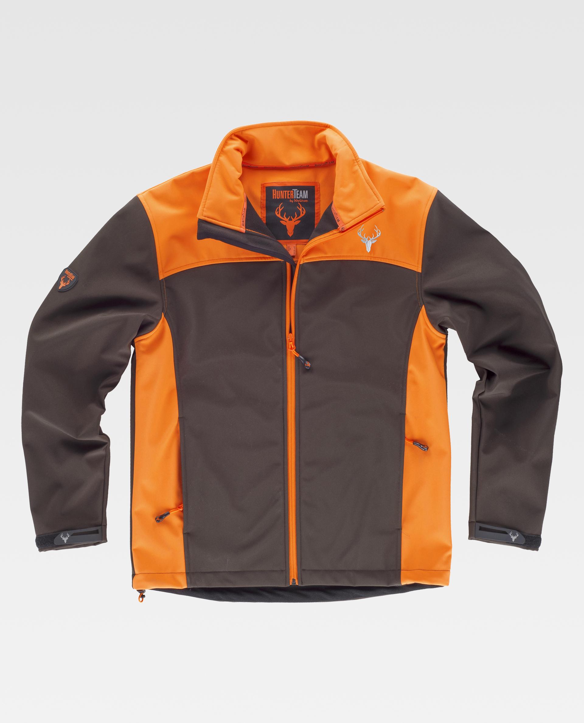 Chaqueta de caza softshell marrón con paneles y detalles naranjas sobre fondo claro.