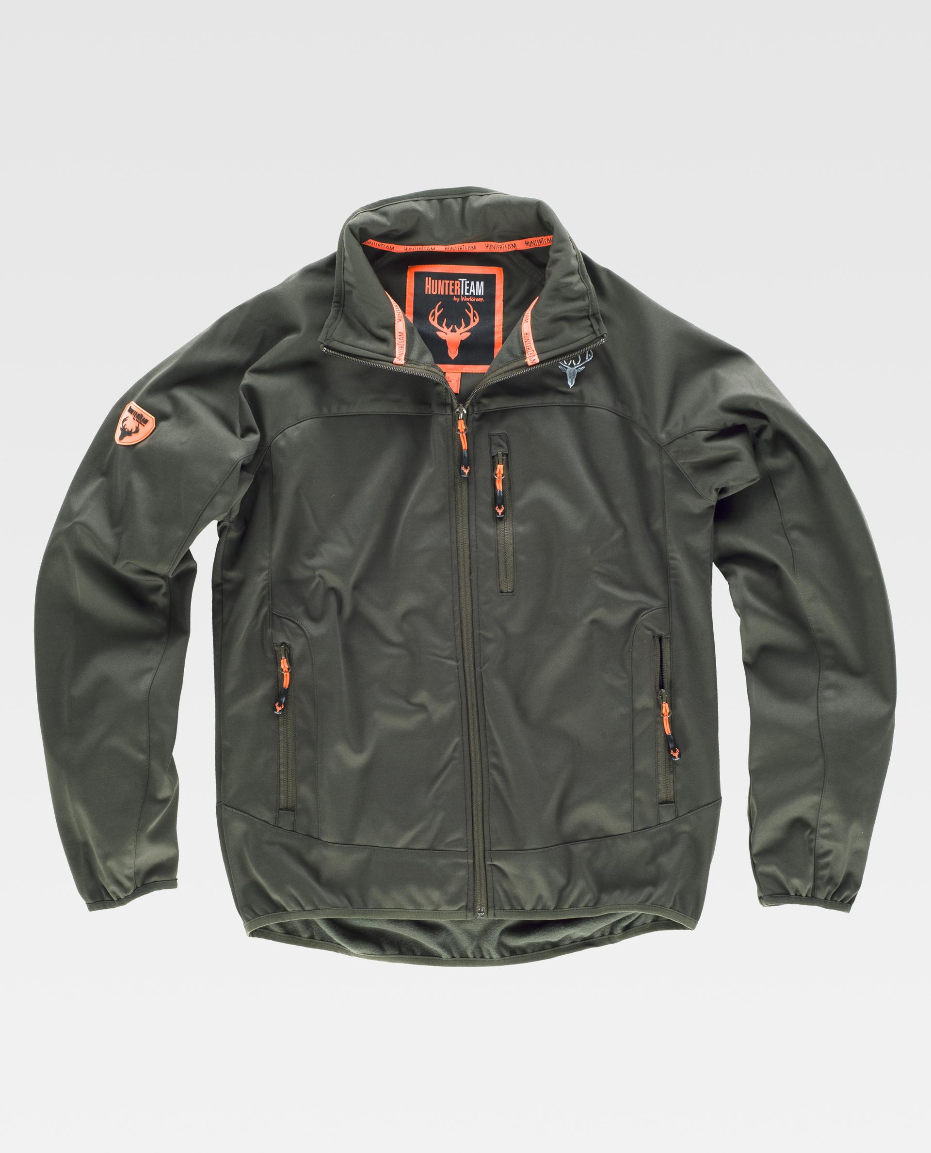 chaqueta softshell verde caqui con cremallera y bolsillos naranjas de estilo deportivo