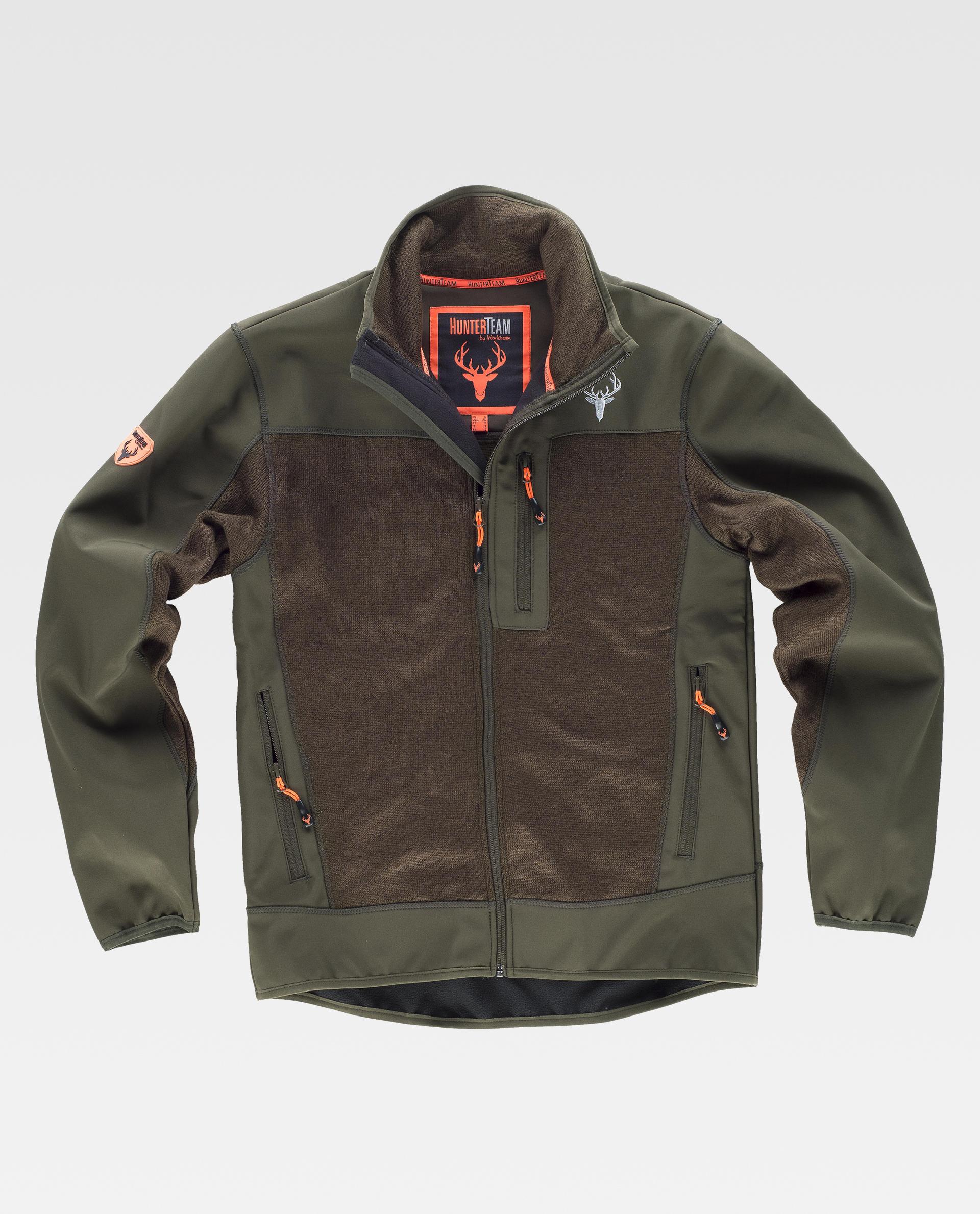 chaqueta softshell de caza en tonos verde y marrón con logo de ciervo y bolsillos con cremallera