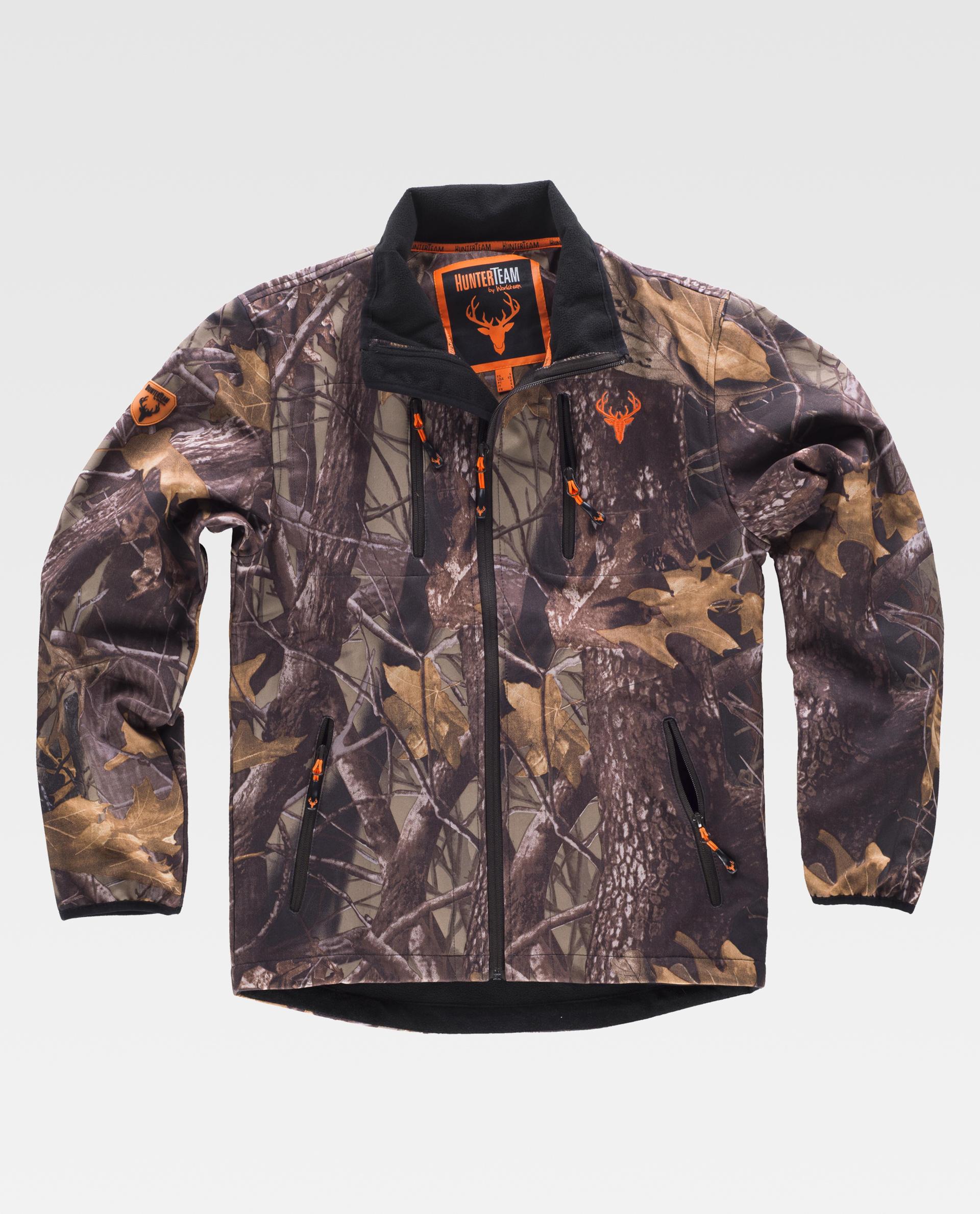 Chaqueta de camuflaje forestal con cremallera central, bolsillos con cierres negros y detalles naranjas con logotipo de ciervo