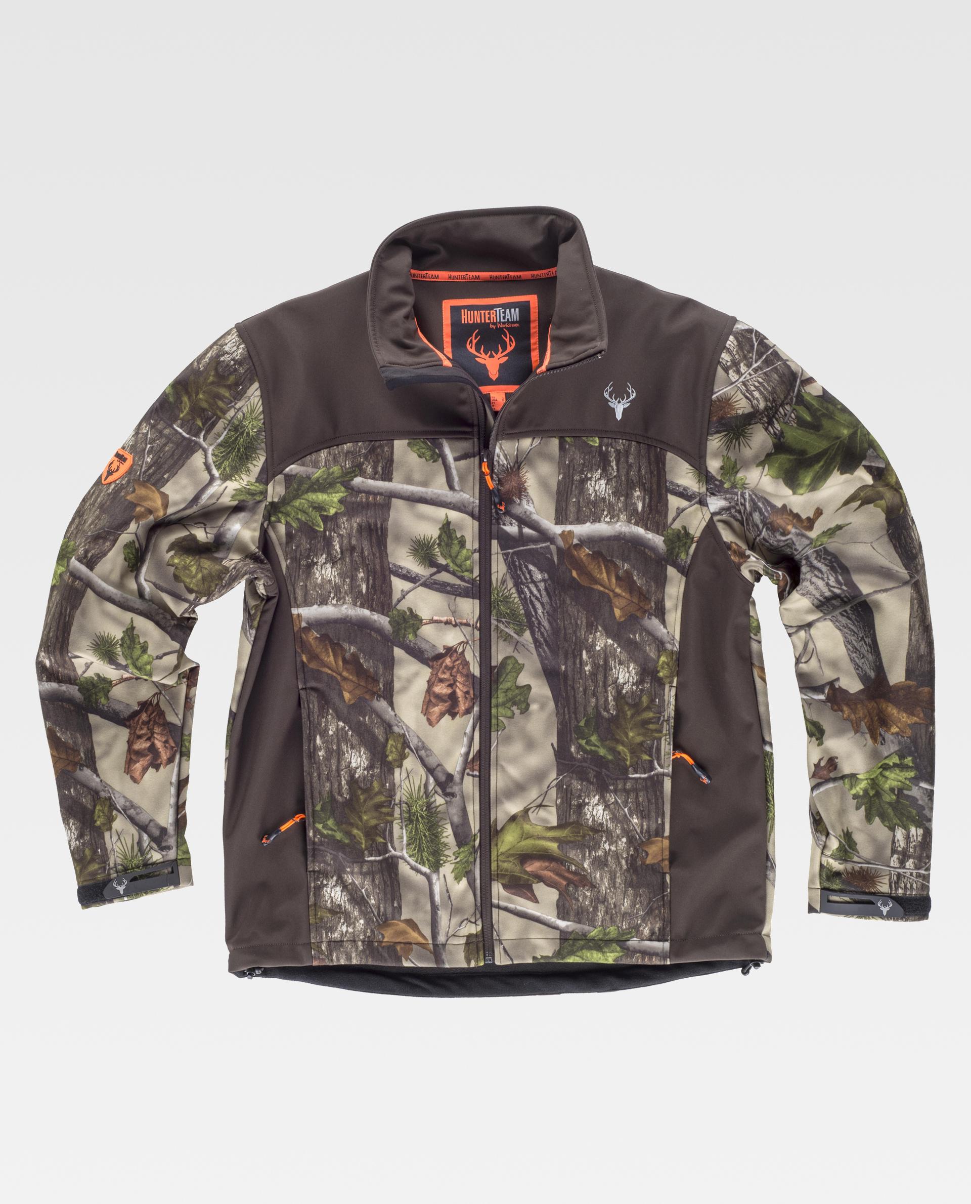 chaqueta de caza softshell con estampado de corteza y hojas en tonos marrones y verdes y cremalleras naranjas