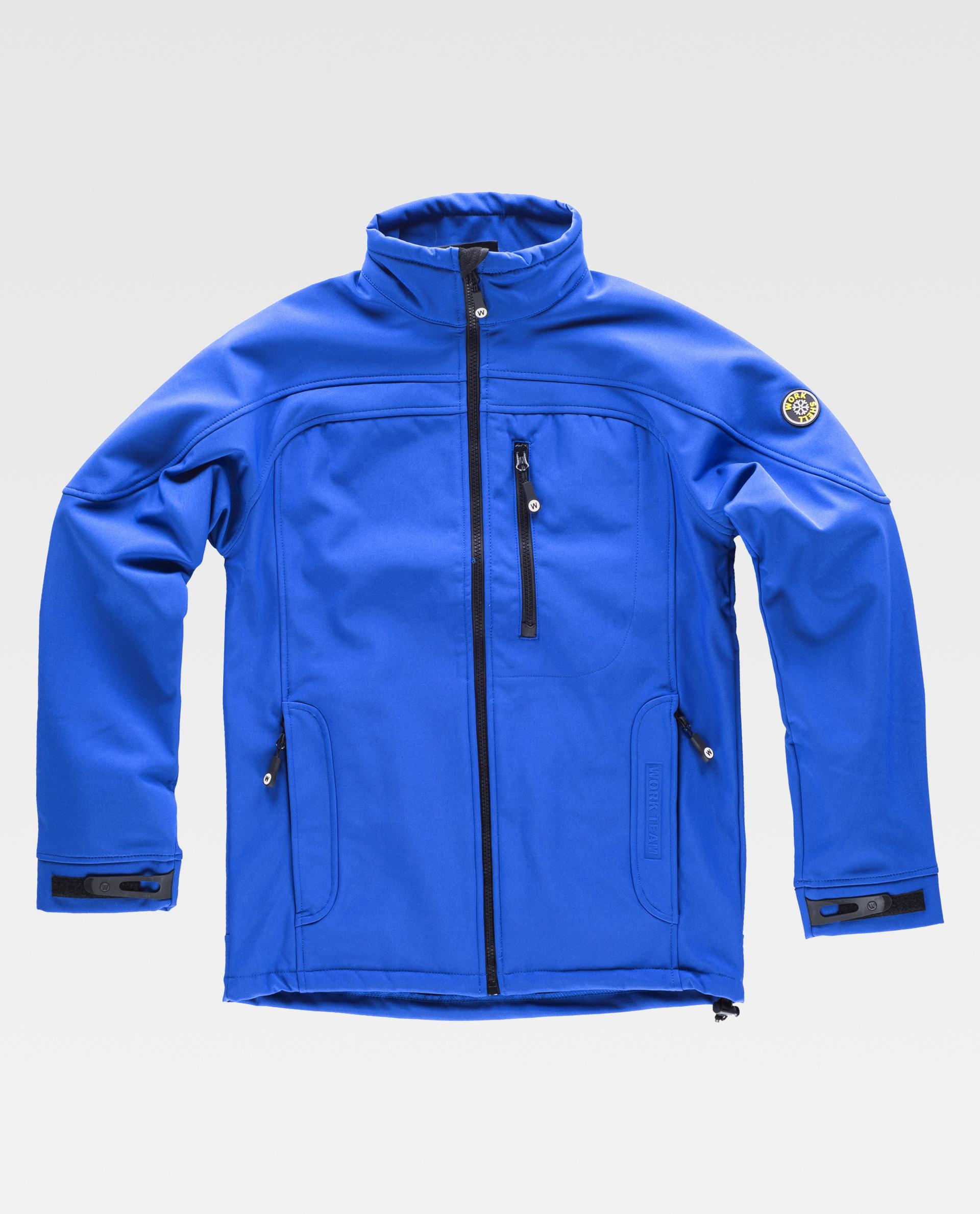 Chaqueta softshell azul con cremallera frontal, bolsillo en el pecho y bolsillos laterales