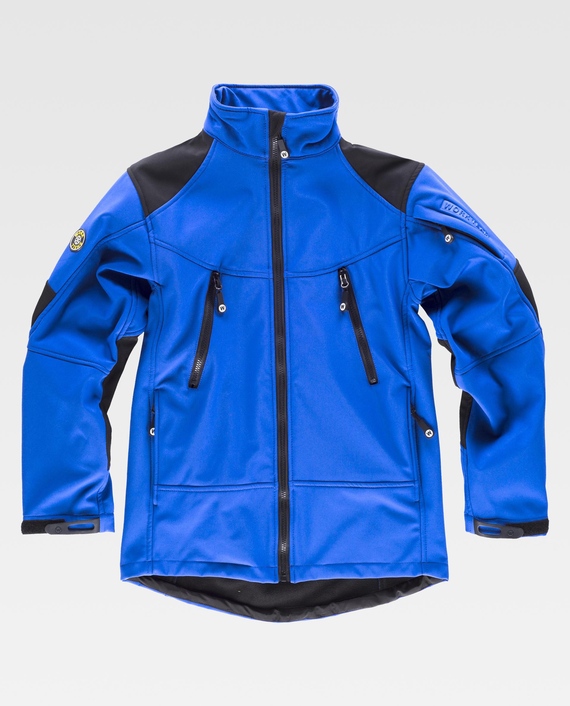 Chaqueta softshell azul con detalles negros y cremallera frontal para actividades al aire libre.