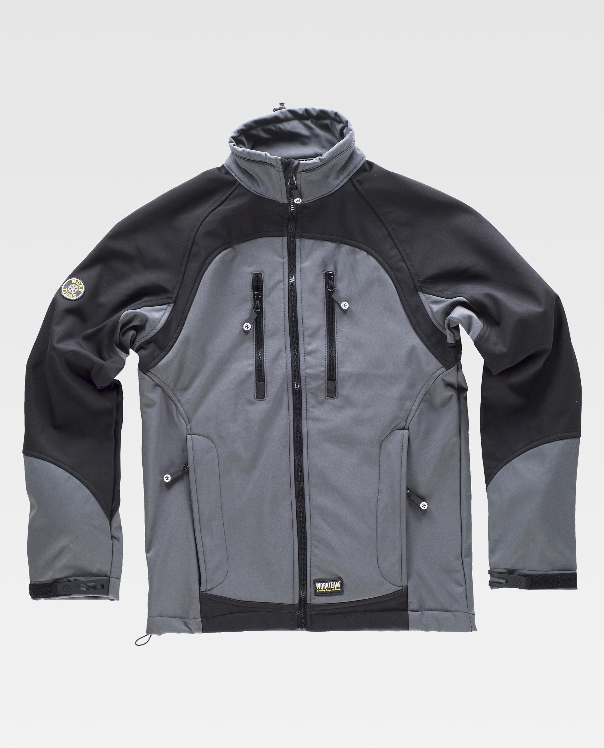 Chaqueta softshell gris y negra con cremallera central y bolsillos con cierre de cremallera en el pecho, de la marca Workteam.