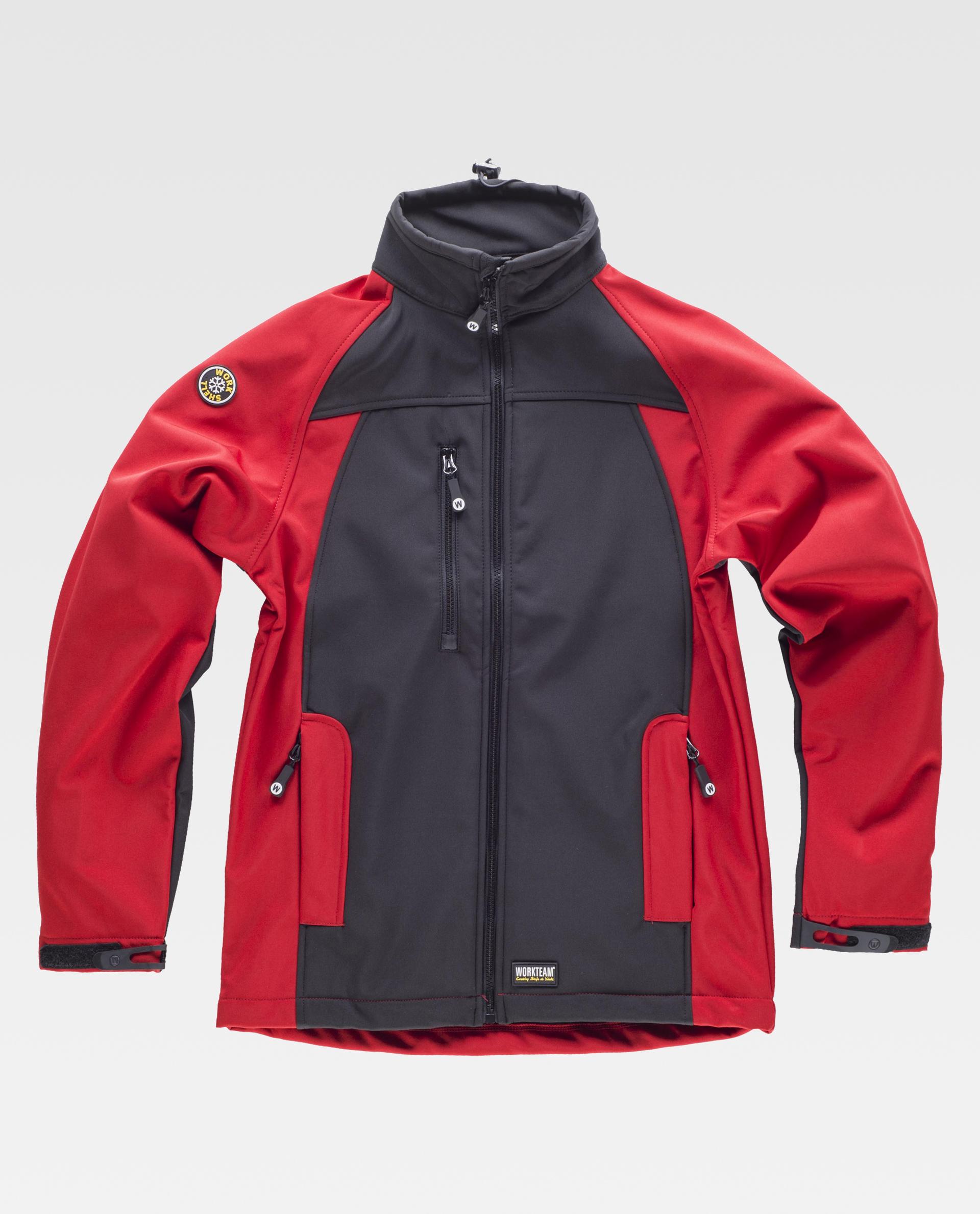 Chaqueta softshell de trabajo roja y negra con cremallera frontal y bolsillos con logo sobre fondo blanco