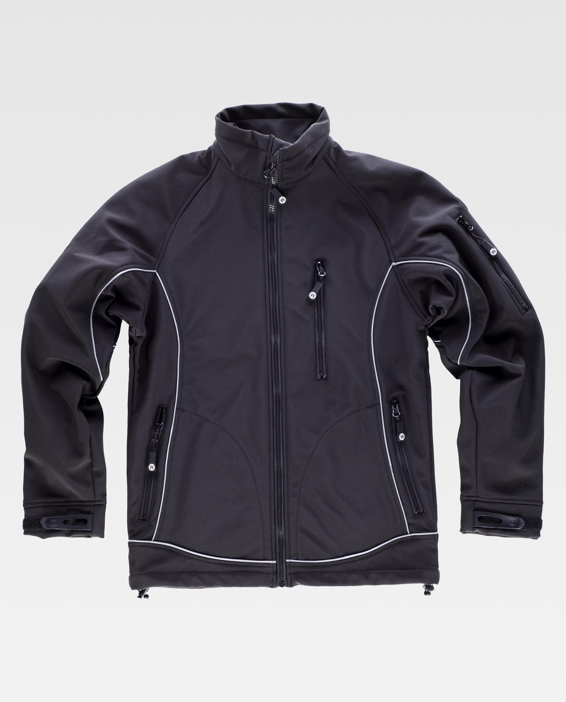 Chaqueta softshell negra con cierre frontal y varios bolsillos con cremallera sobre fondo blanco