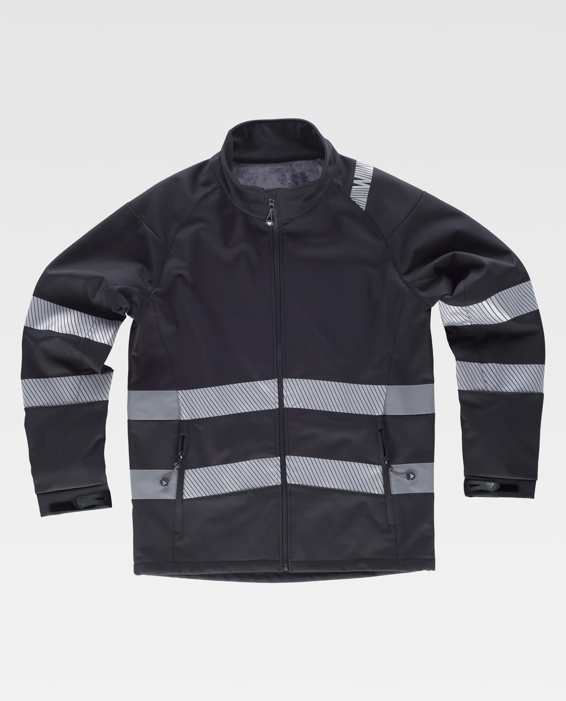 Chaqueta softshell negra con bandas reflectantes grises horizontales y cremallera frontal.
