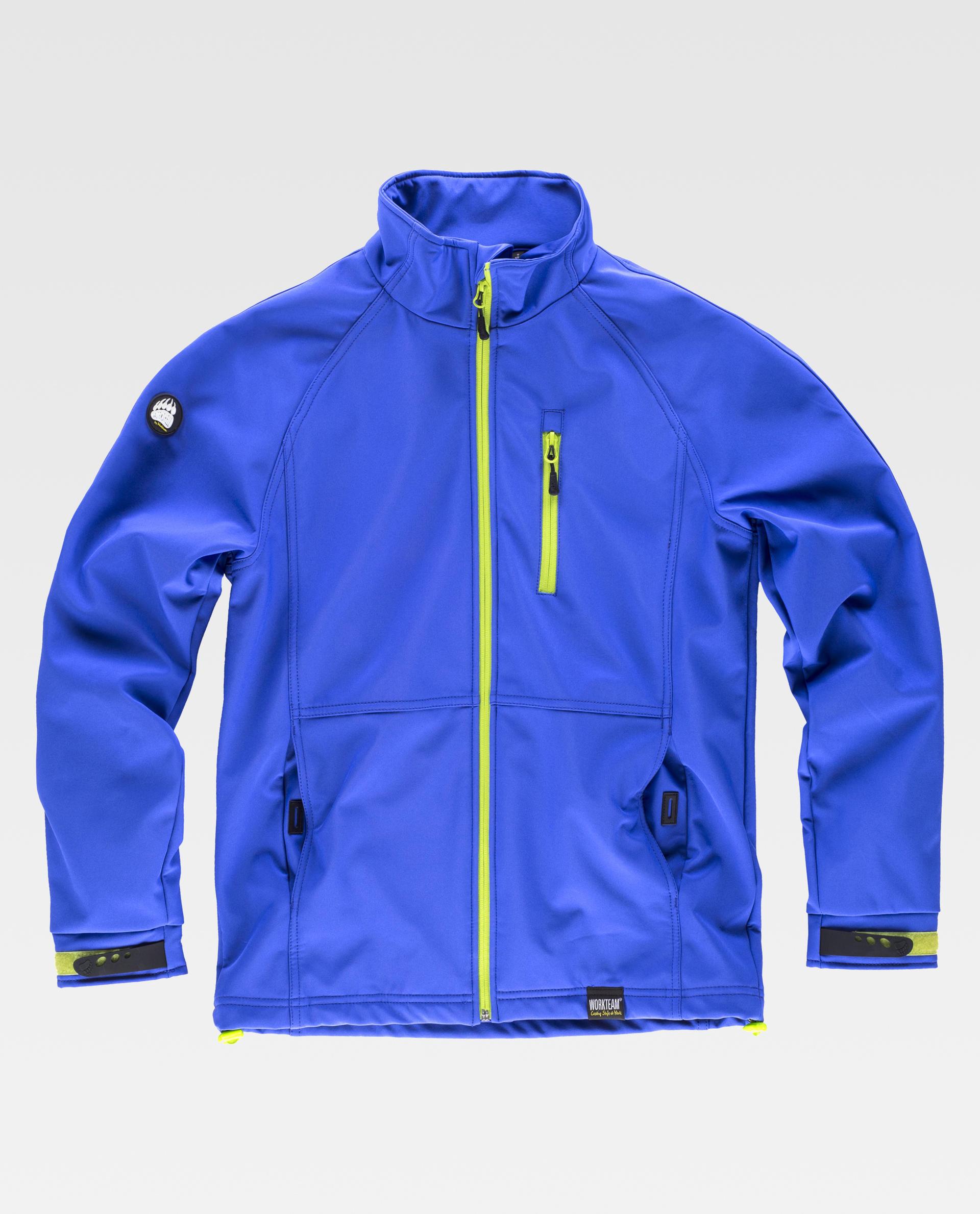 Chaqueta softshell azul con cremallera y bolsillo verde lima sobre fondo blanco