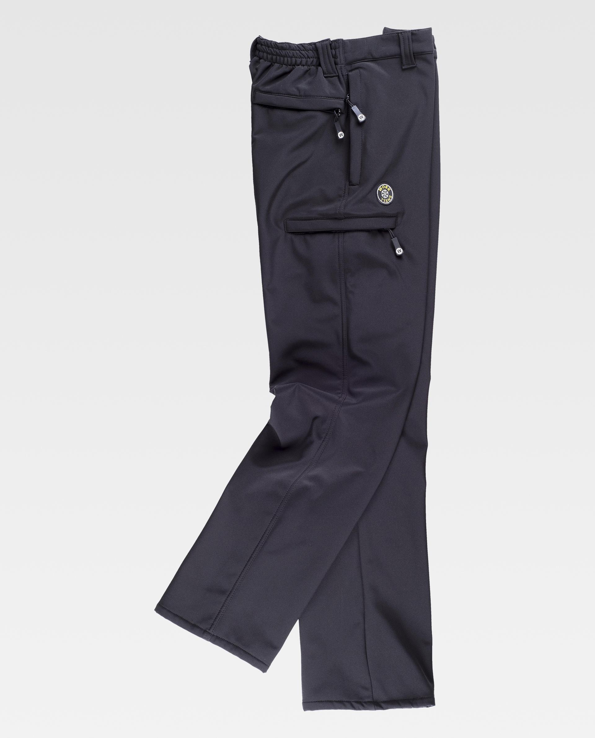 pantalón técnico negro con bolsillos con cremallera y logo lateral sobre fondo liso