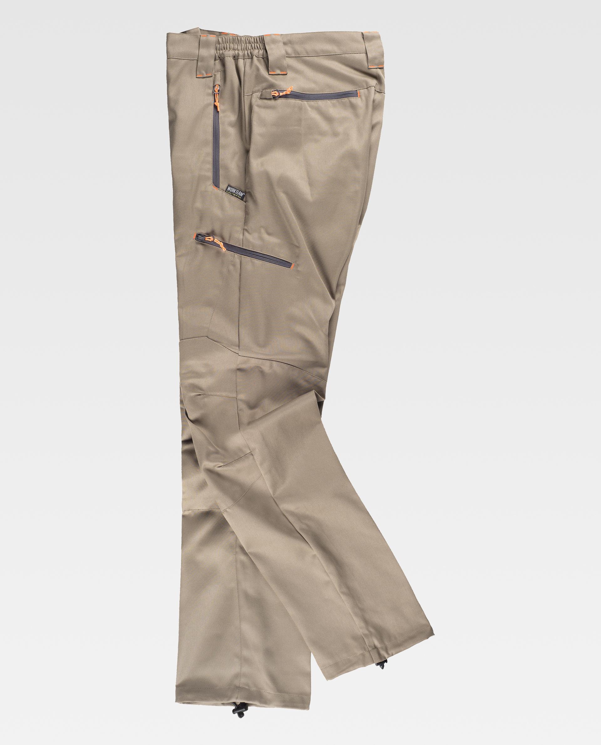 Pantalón técnico beige con bolsillos impermeables y cordón de ajuste en el tobillo