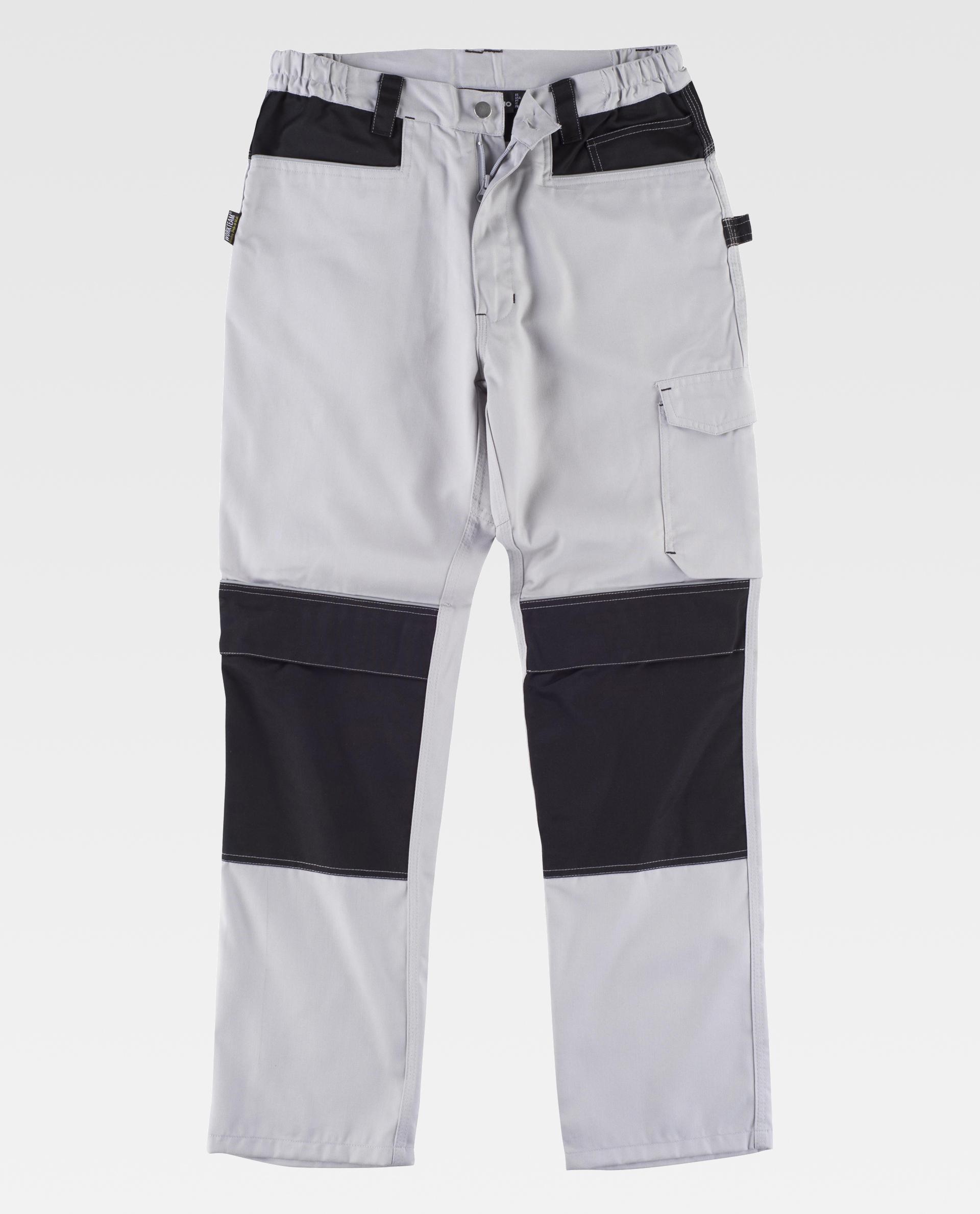 Pantalones de trabajo gris claro con refuerzos negros en las rodillas y bolsillo de carga lateral.
