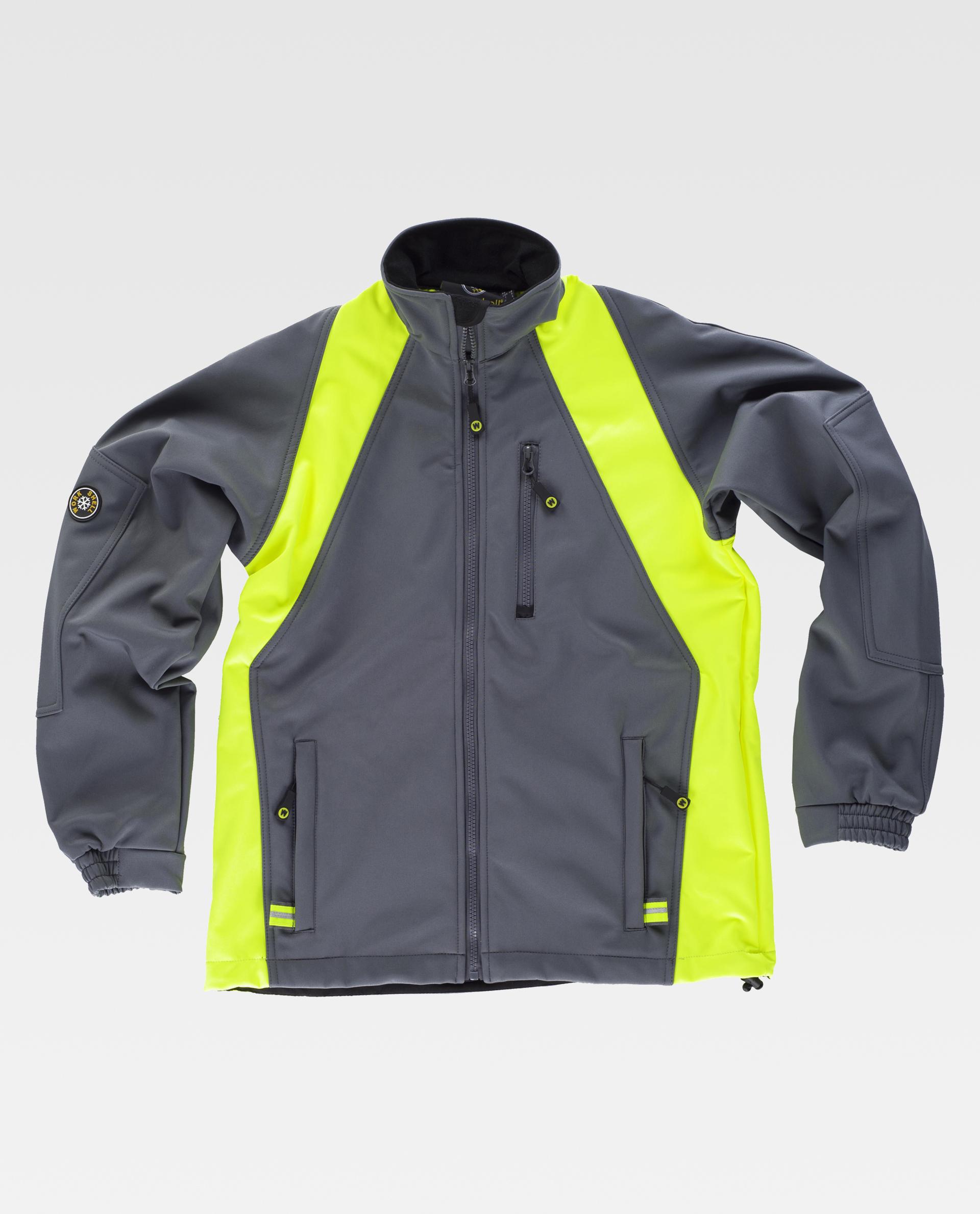 chaqueta softshell gris con franjas amarillas de alta visibilidad y bolsillos con cremallera delantero