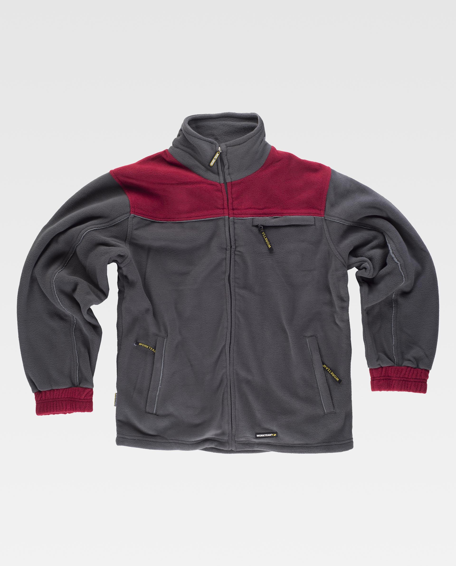 chaqueta polar gris con panel rojo en hombros y puños y cierre de cremallera