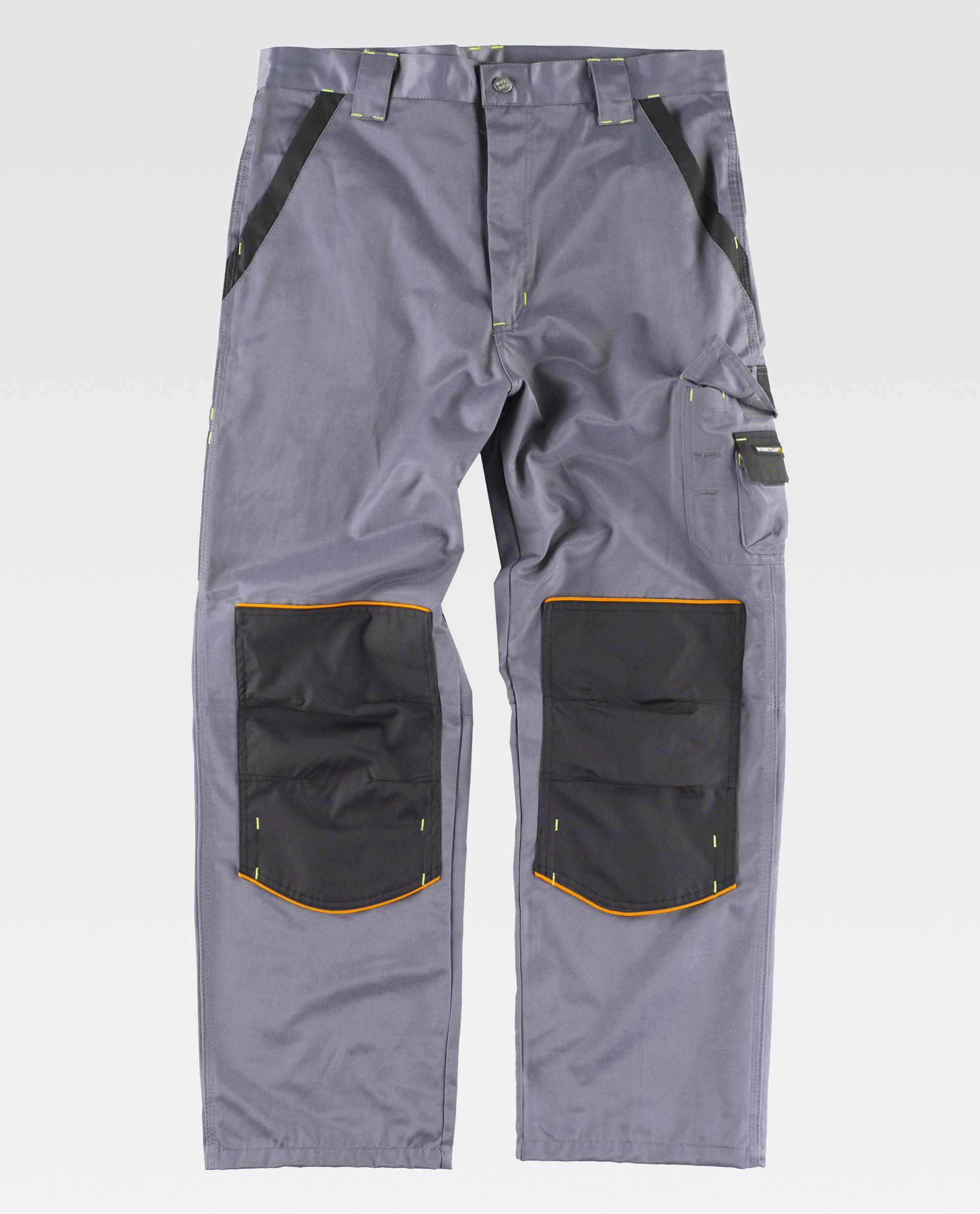Pantalón de trabajo gris con refuerzos negros en las rodillas, pespuntes amarillos y bolsillos laterales.