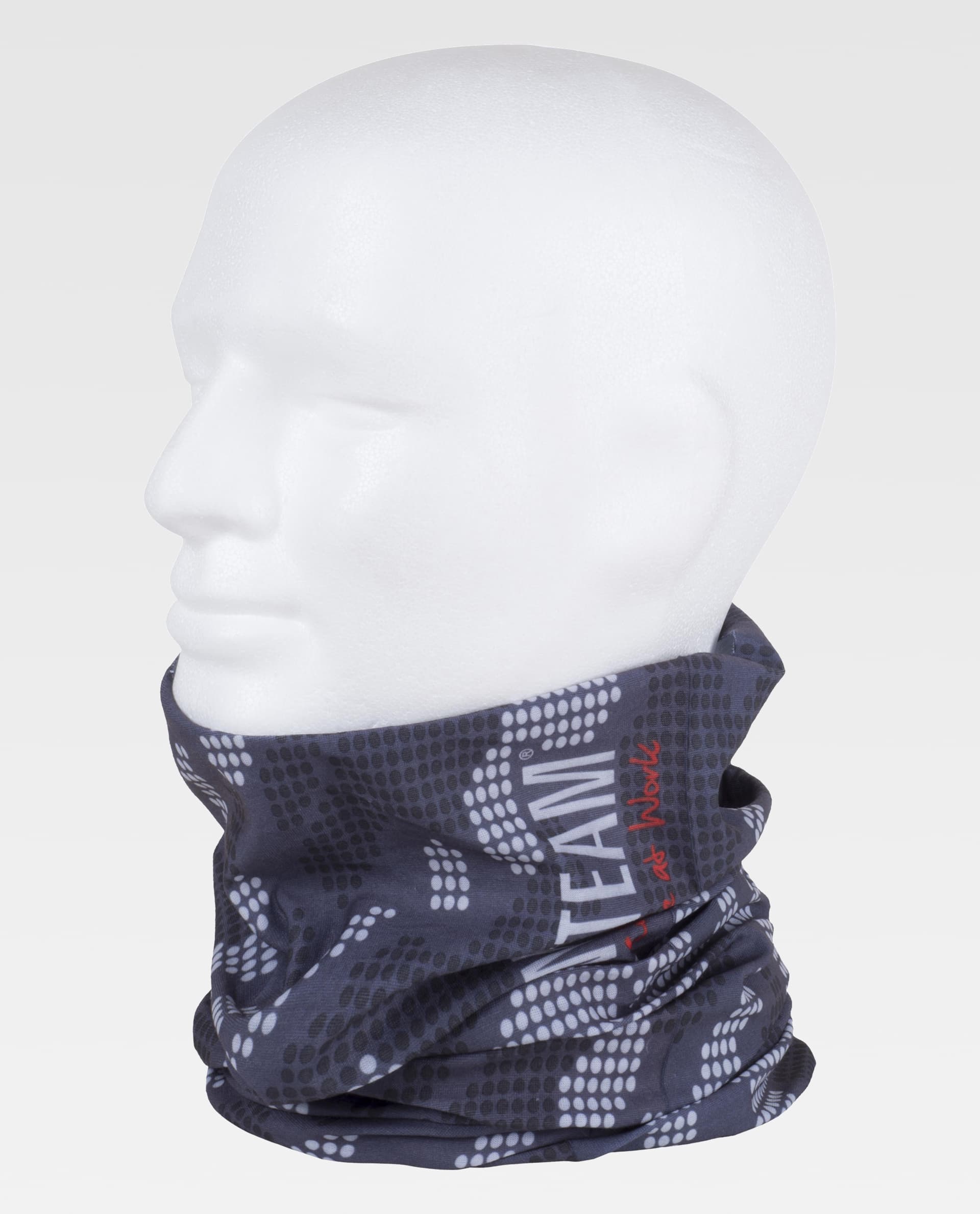 maniquí con braga tubular multifunción en tonos oscuros con estampado de puntos y logotipo TEAM