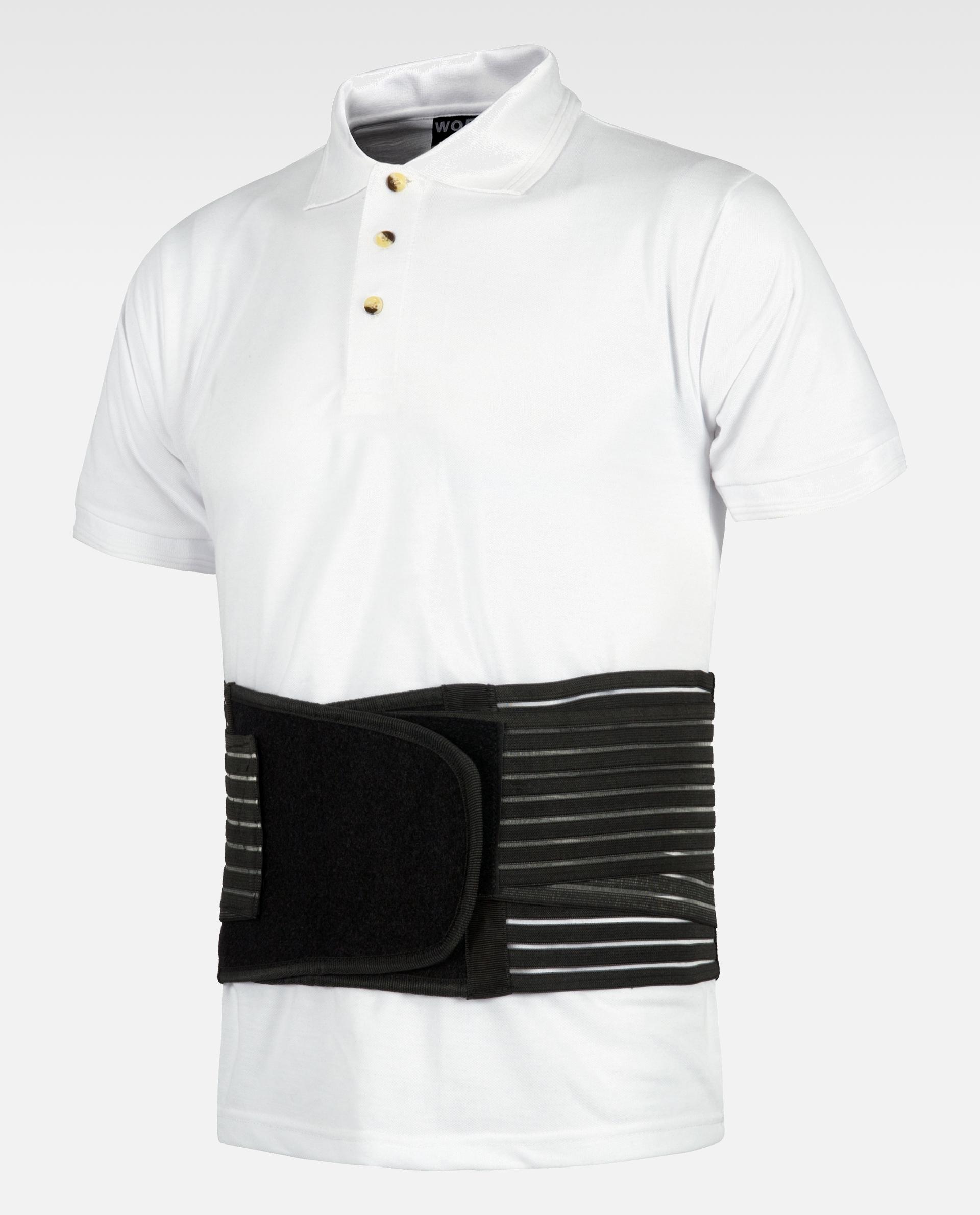 Cinturón lumbar negro ajustable colocado sobre una camiseta polo blanca.