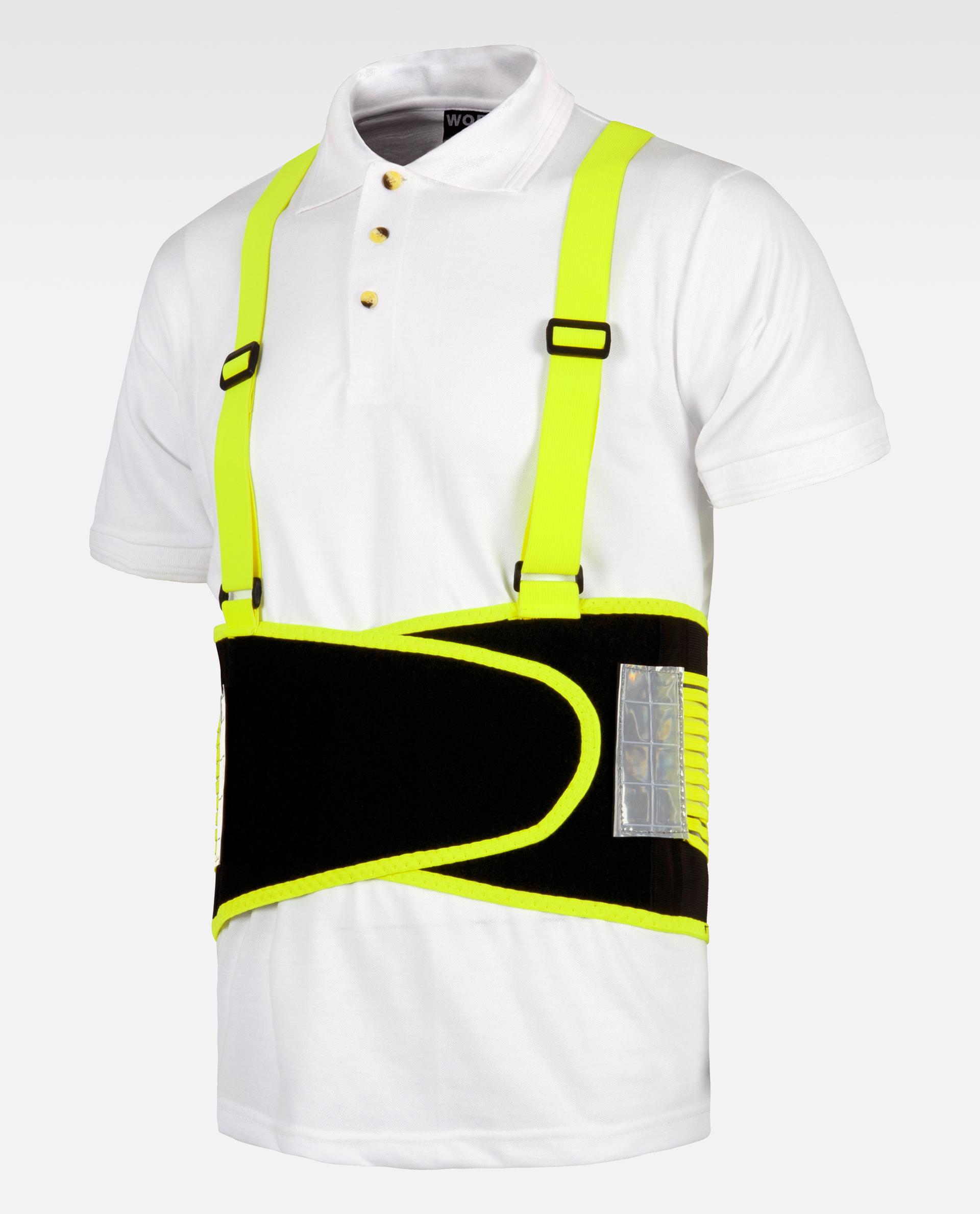 arnés lumbar negro con ribetes amarillos y tirantes reflectantes colocado sobre camiseta blanca