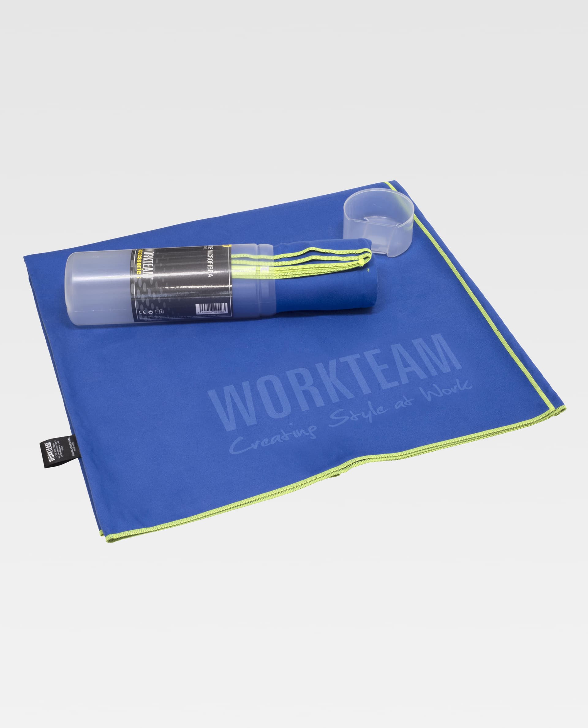 toalla de microfibra azul con borde verde lima y funda cilíndrica transparente con logo Workteam