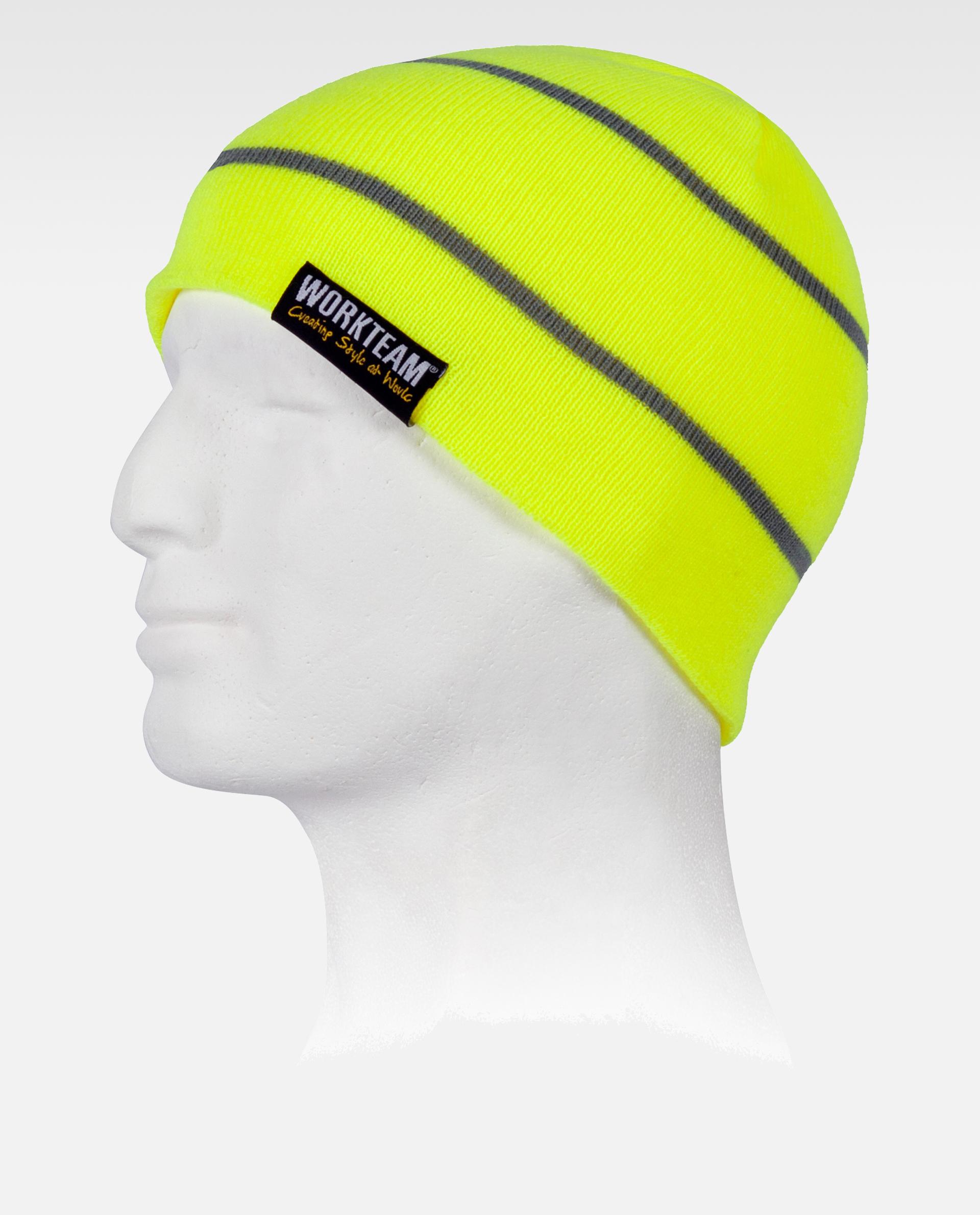 gorro de punto amarillo fluorescente con franjas reflectantes y etiqueta Workteam sobre un maniquí blanco