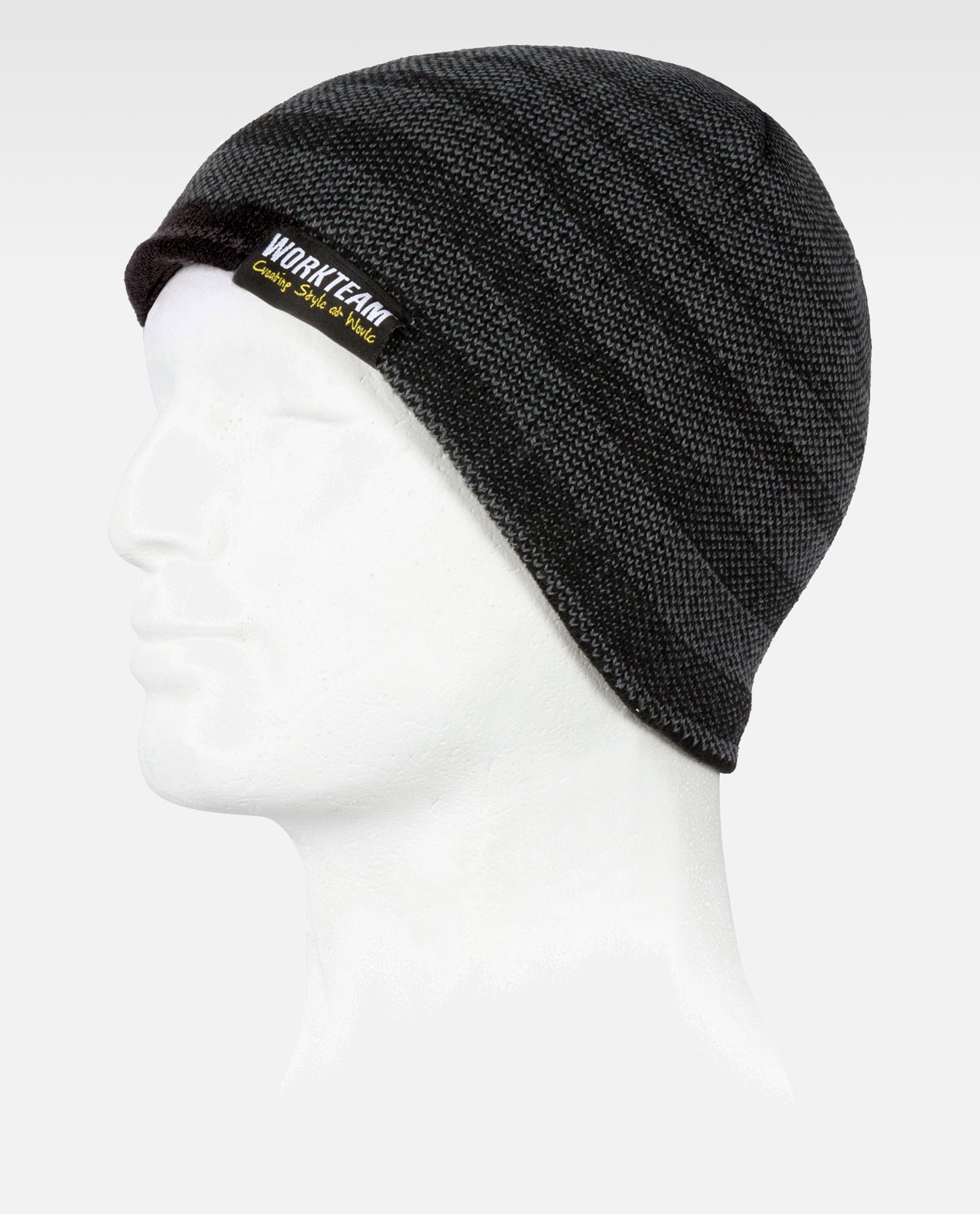 Gorro de punto negro y gris con etiqueta WORKTEAM sobre un maniquí blanco.