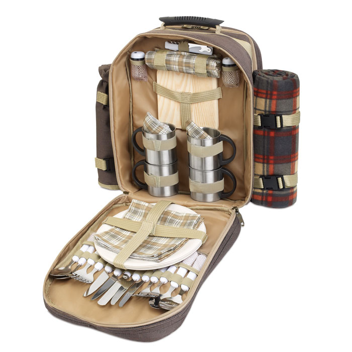 Mochila de picnic abierta con vajilla, cubiertos, cuatro tazas y manta enrollada integrada.