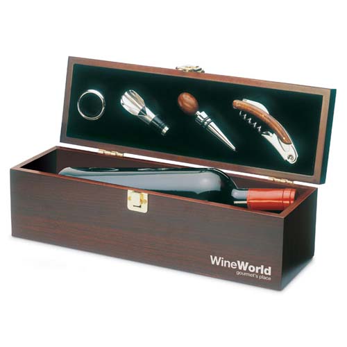 Caja de madera con botella de vino y set de accesorios: anilla antigoteo, aireador, tapón y sacacorchos.