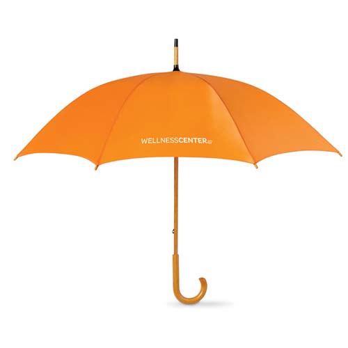 paraguas naranja abierto con logo WELLNESSCENTER® y mango curvado sobre fondo blanco