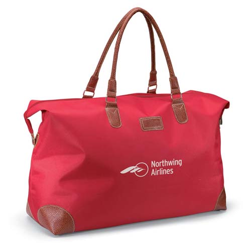 bolso de viaje rojo con asas marrones y logotipo de Northwing Airlines