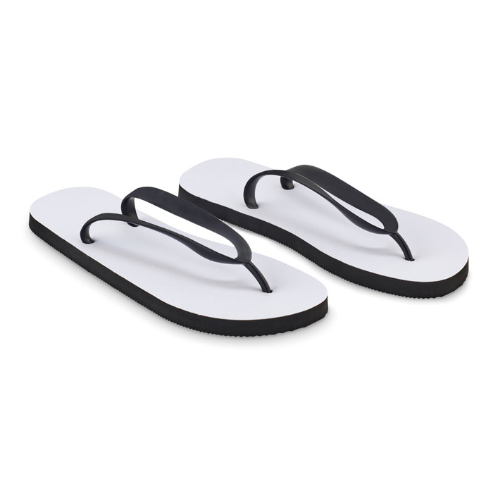 Chanclas de goma blancas con tiras negras sobre fondo blanco