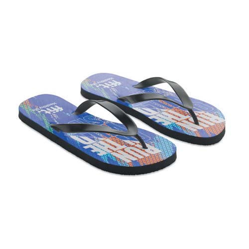 Chanclas azules con estampado geométrico en tonos naranja y blanco y tiras negras