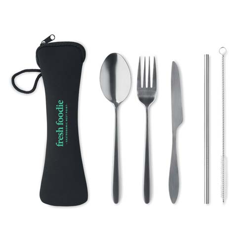 Set de cubiertos reutilizables (cuchara, tenedor, cuchillo), dos pajitas metálicas y cepillo de limpieza con funda de neopreno.