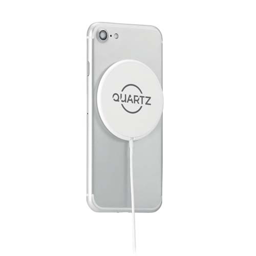 Cargador inalámbrico magnético Quartz blanco conectado a la parte trasera de un smartphone plateado