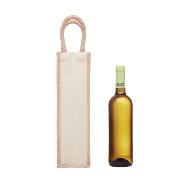 botella de vino blanco junto a una bolsa de yute para transporte