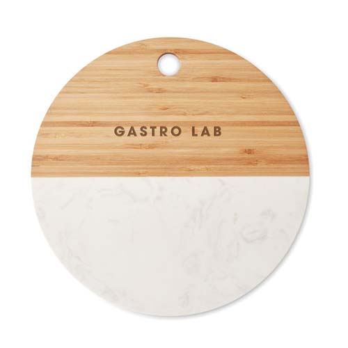 Tabla de cocina redonda dividida en bambú y mármol con el texto Gastro Lab grabado.