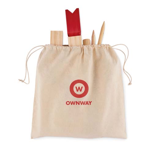 Bolsa de tela con cordones y logo Ownway que contiene utensilios de madera y un accesorio rojo.