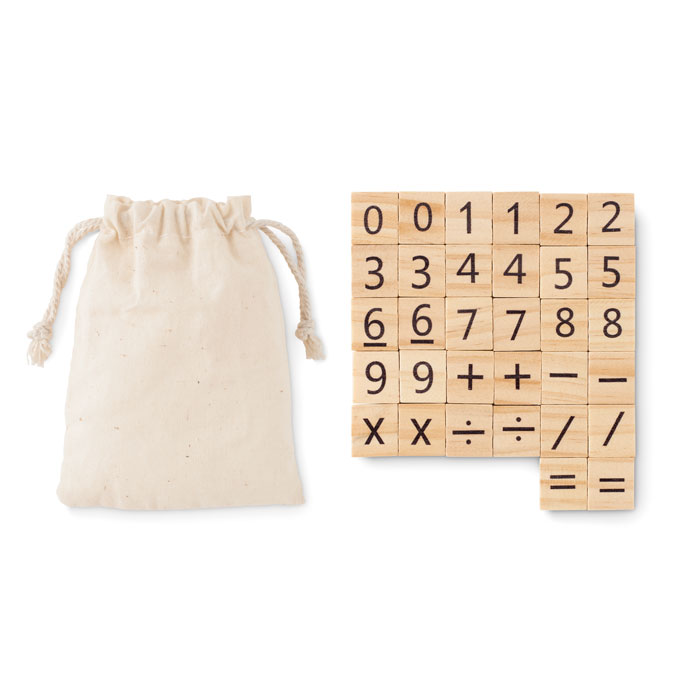 bolsa de tela junto a fichas de madera con números y símbolos matemáticos organizado en cuadrícula